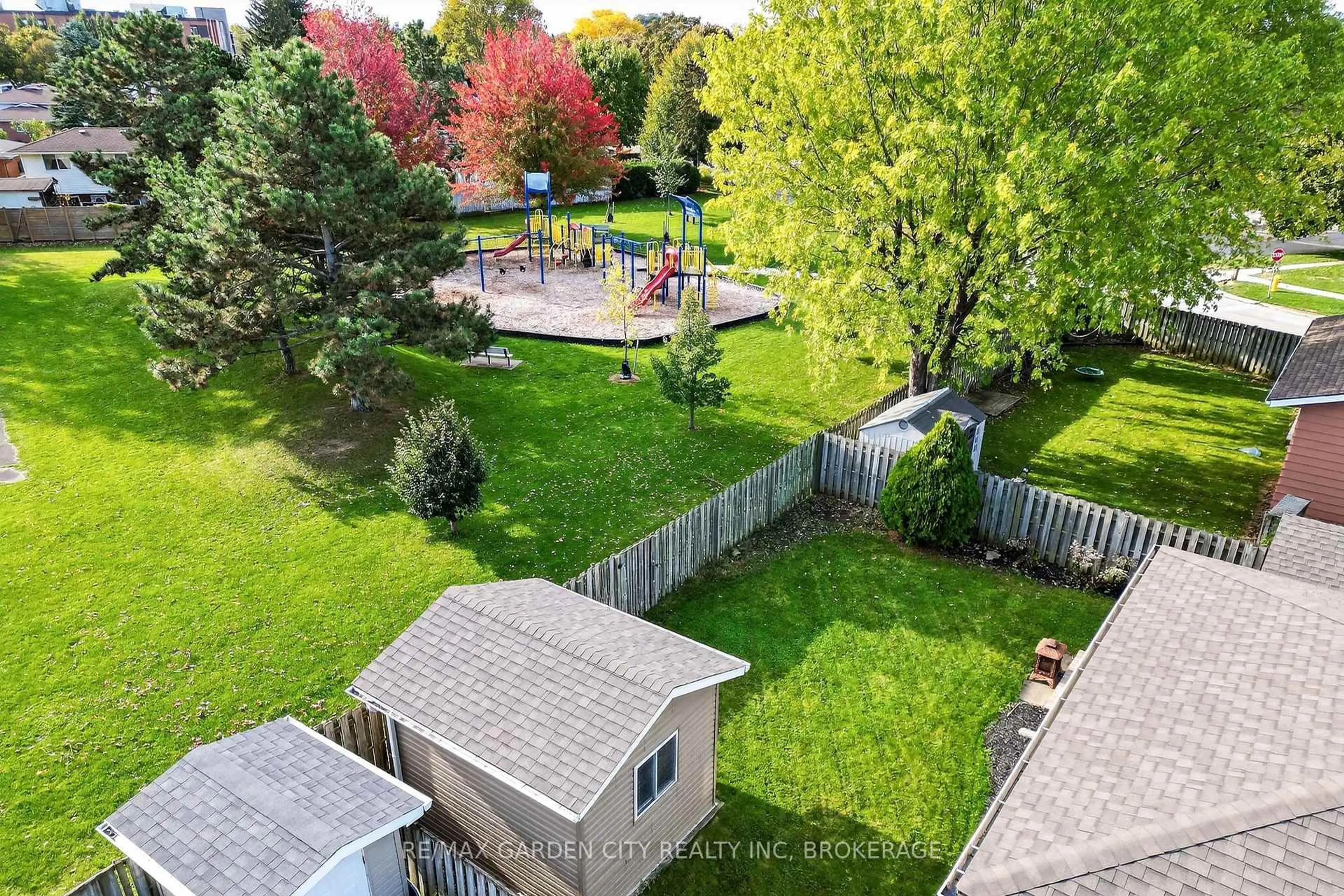 A pic from outside/outdoor area/front of a property/back of a property/a pic from drone, unknown for 4 Jeanette Dr, St. Catharines Ontario L2N 6M4