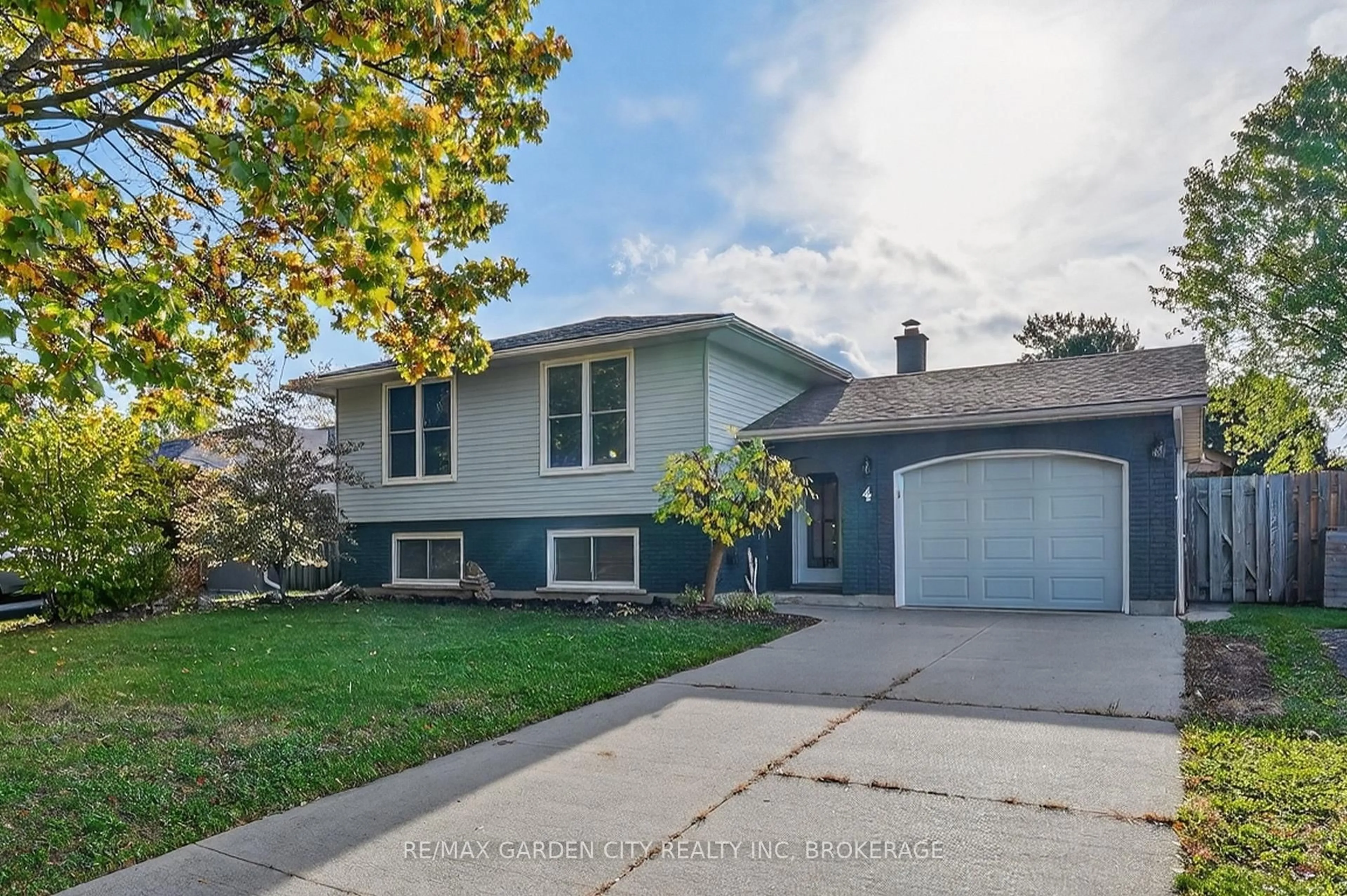 Home with vinyl exterior material, street for 4 Jeanette Dr, St. Catharines Ontario L2N 6M4