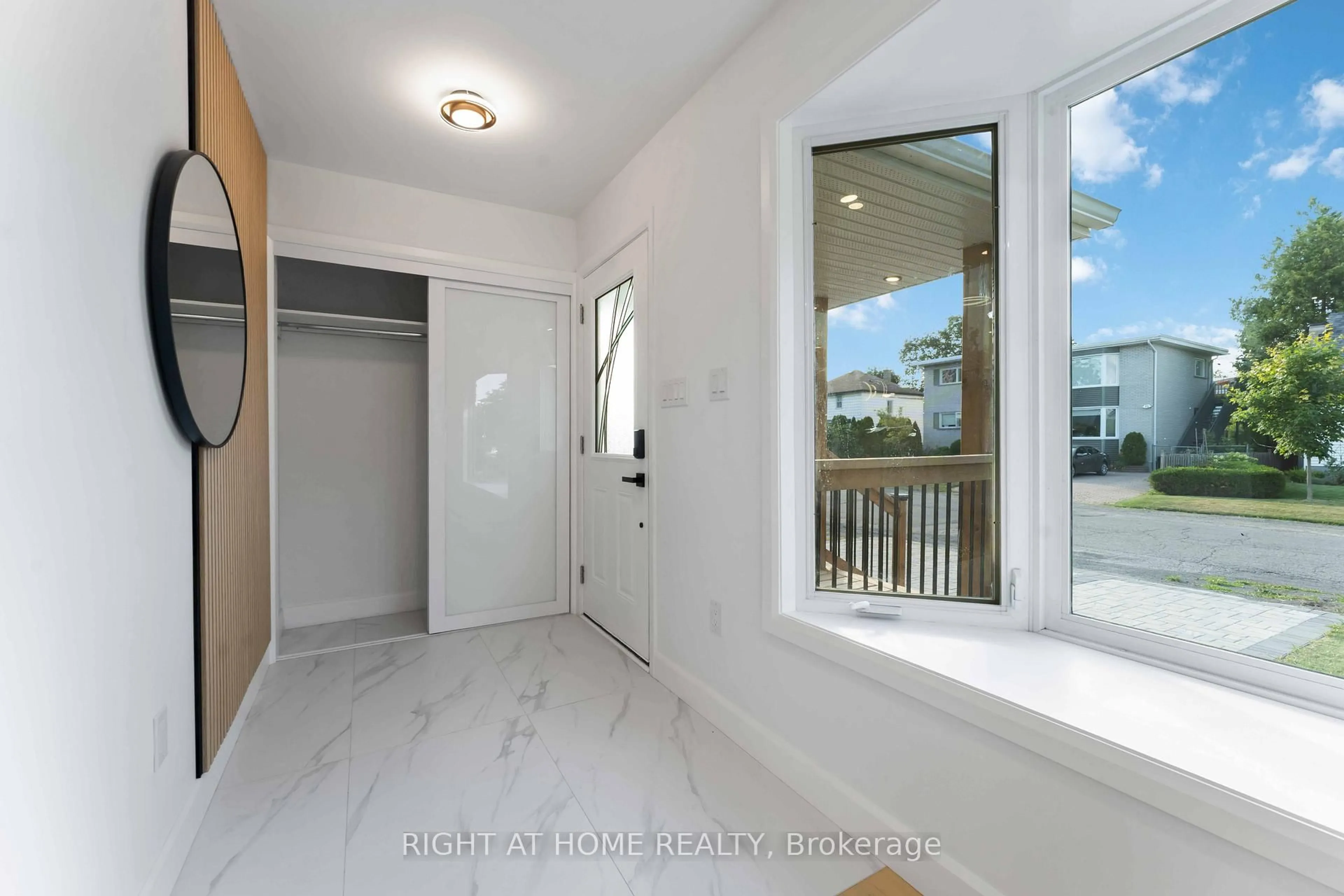 Indoor entryway for 2700 PRISCILLA St, Ottawa Ontario K2B 7E2