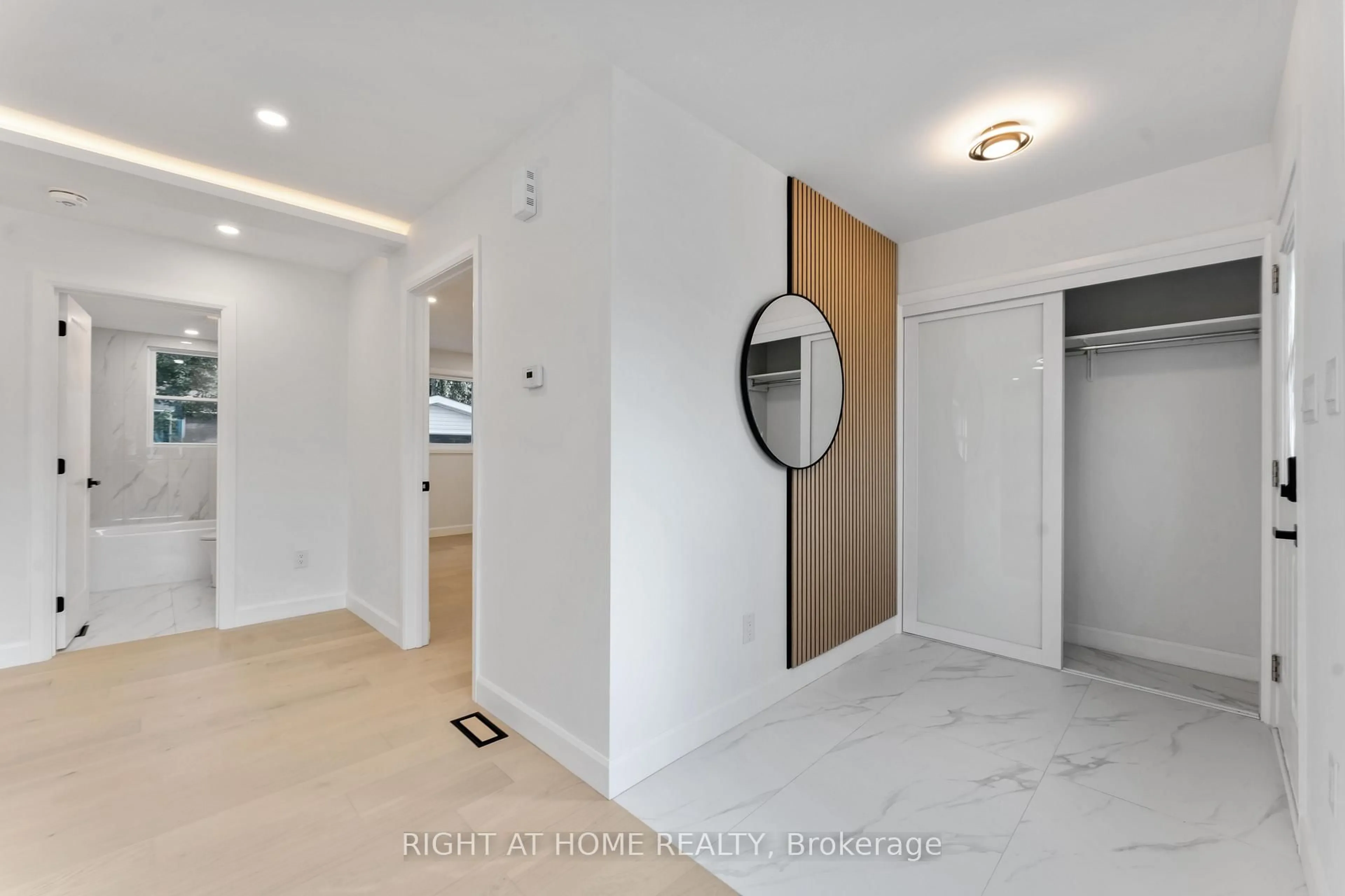 Indoor entryway for 2700 PRISCILLA St, Ottawa Ontario K2B 7E2