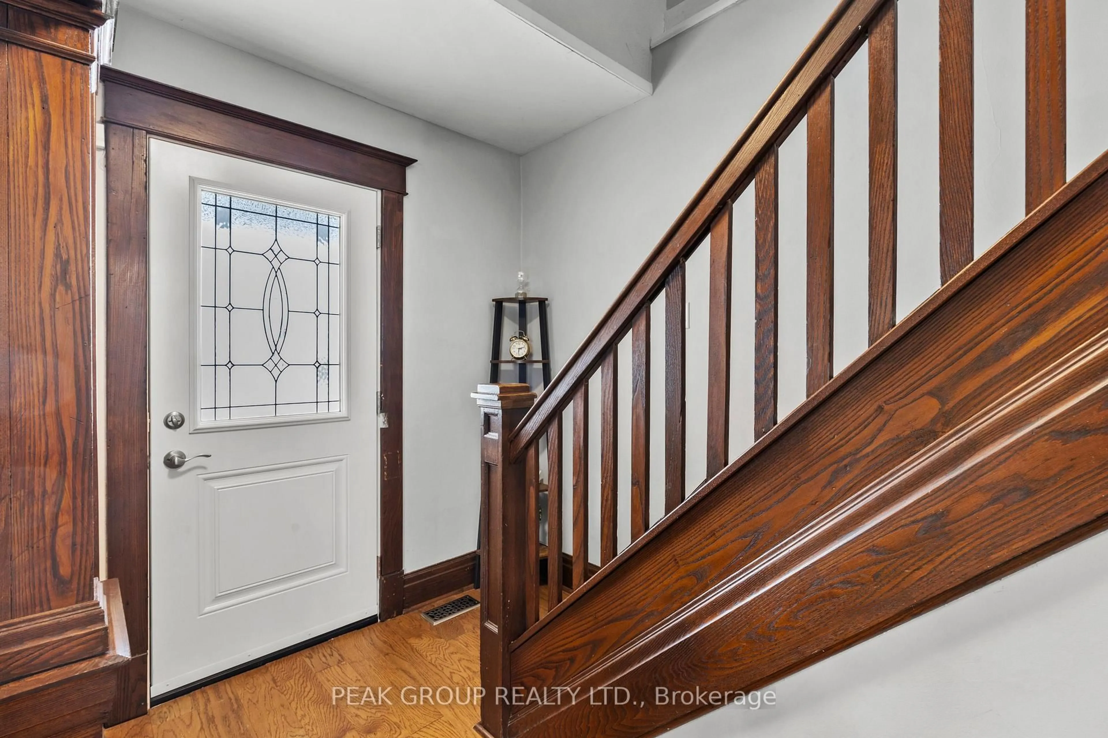 Indoor entryway for 6424 Riall St, Niagara Falls Ontario L2J 1Z5