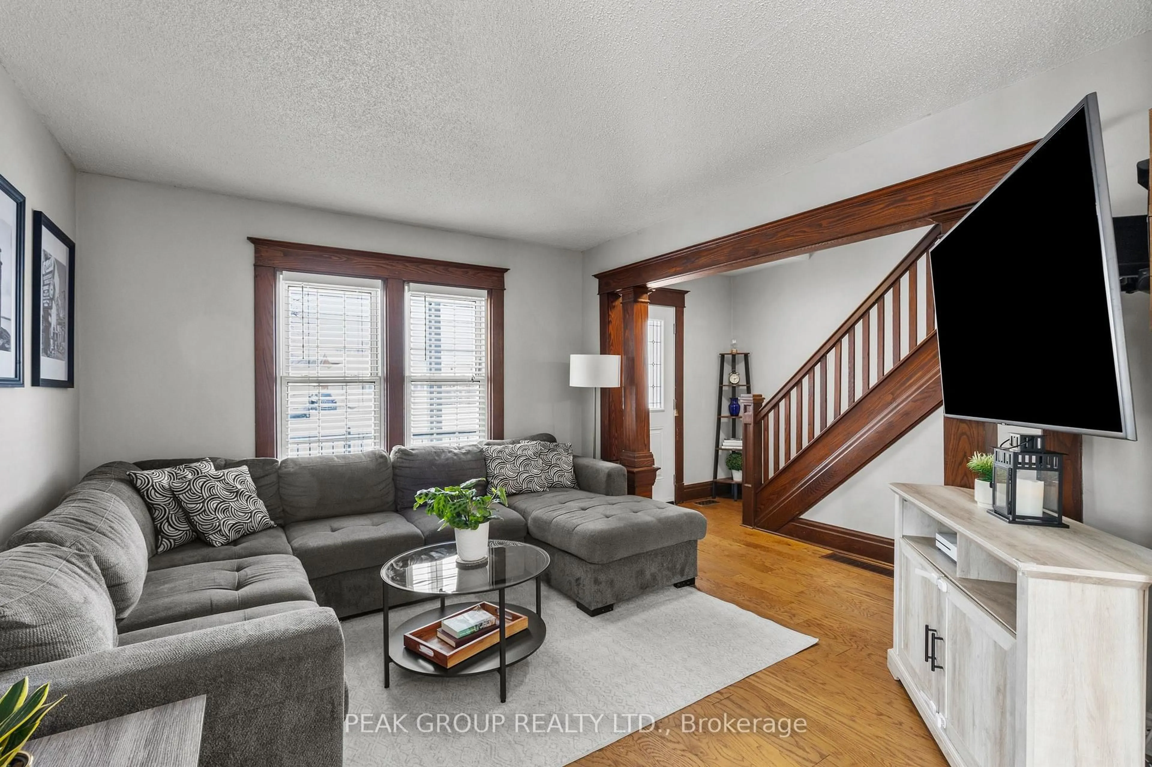 Living room with furniture, unknown for 6424 Riall St, Niagara Falls Ontario L2J 1Z5