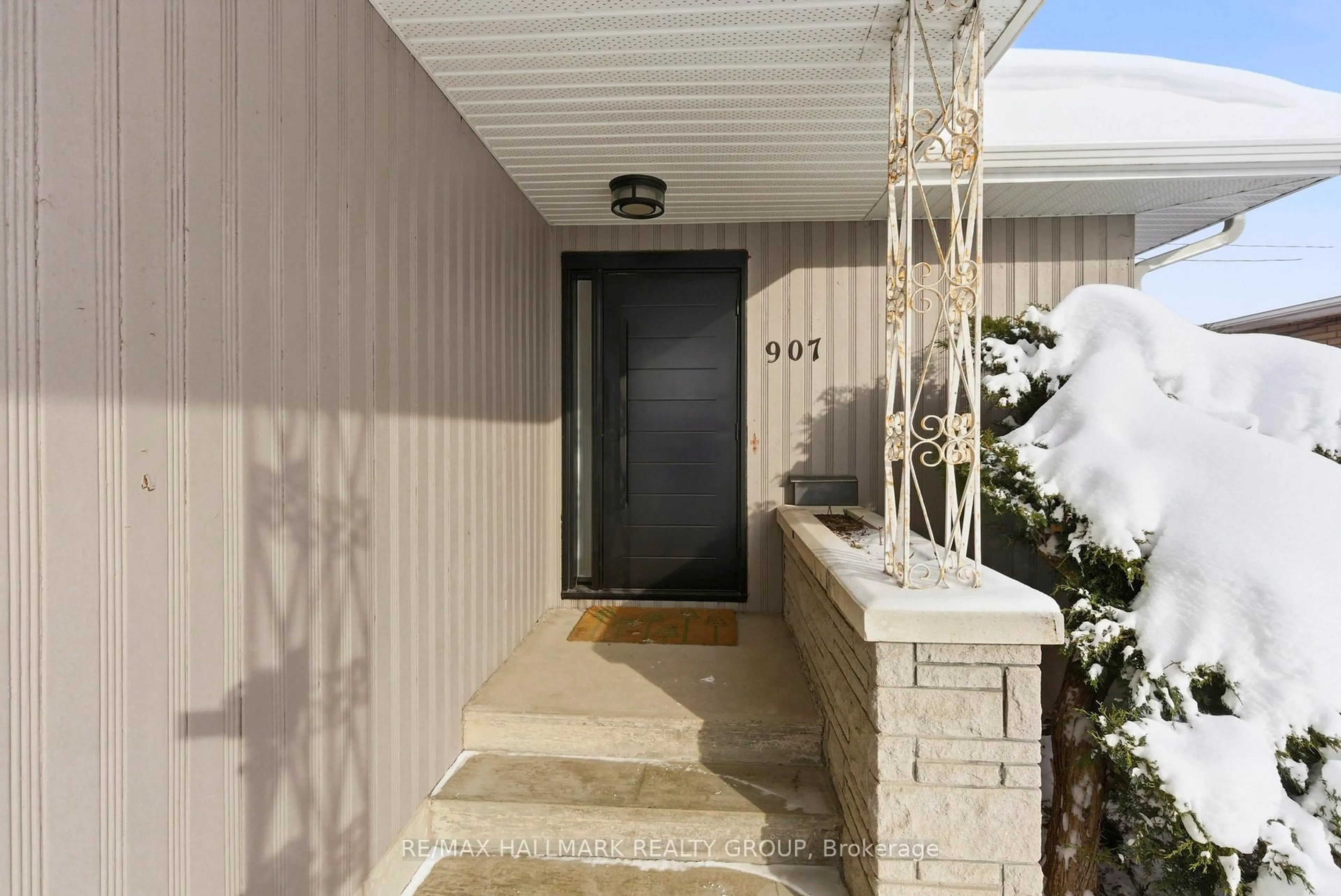 Indoor entryway for 907 Innswood Dr, Ottawa Ontario K2A 3R9