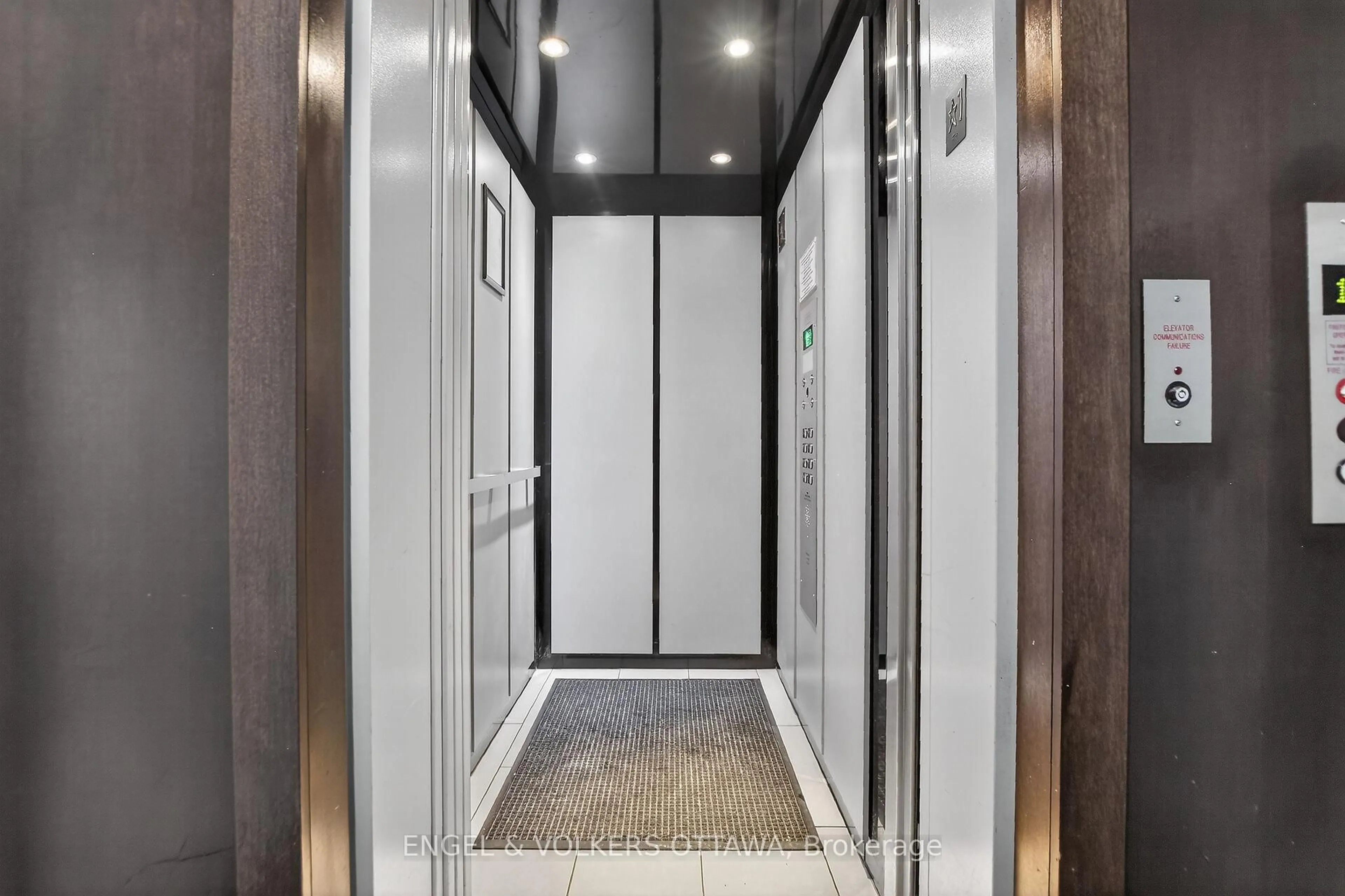 Indoor foyer for 399 Bayrose Dr #401, Nepean Ontario K2J 5W3