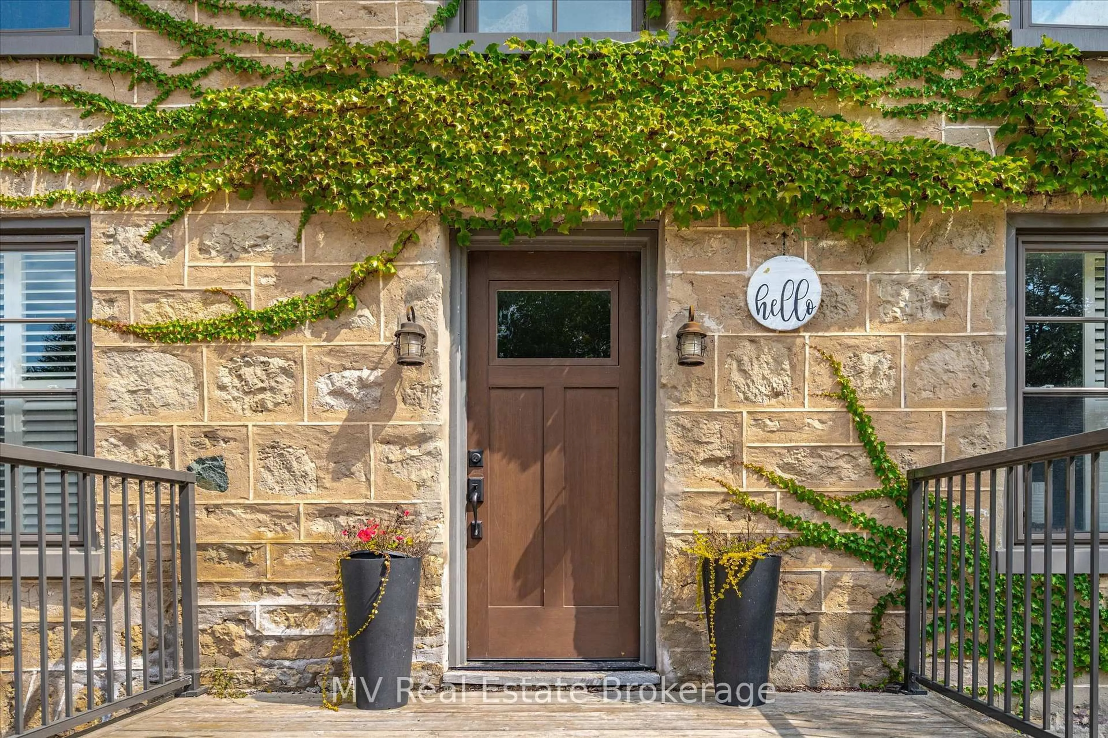 Indoor entryway for 377 Geddes St, Centre Wellington Ontario N0B 1S0