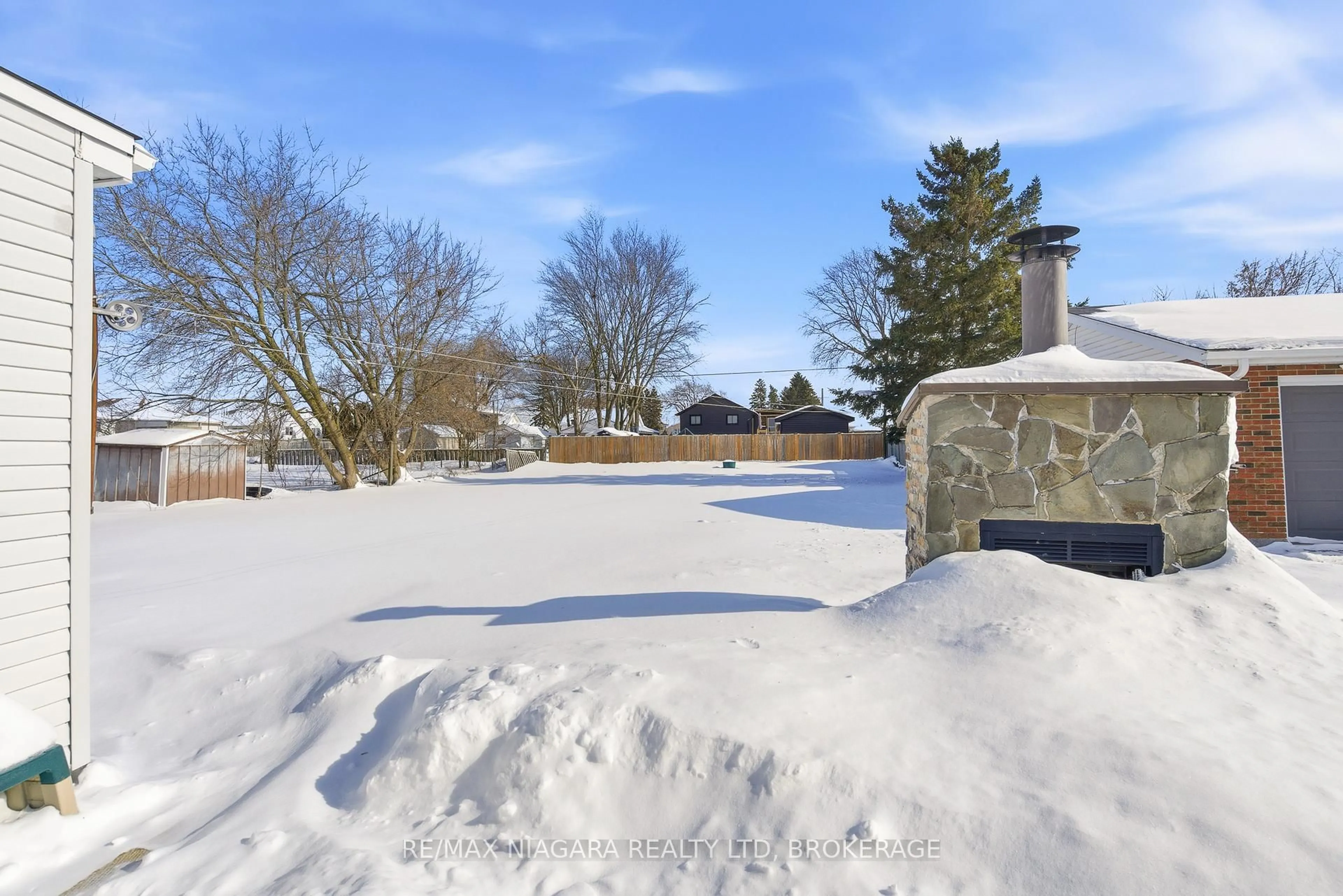 A pic from outside/outdoor area/front of a property/back of a property/a pic from drone, street for 4584 Baldwin Ave, Niagara Falls Ontario L2H 1N8