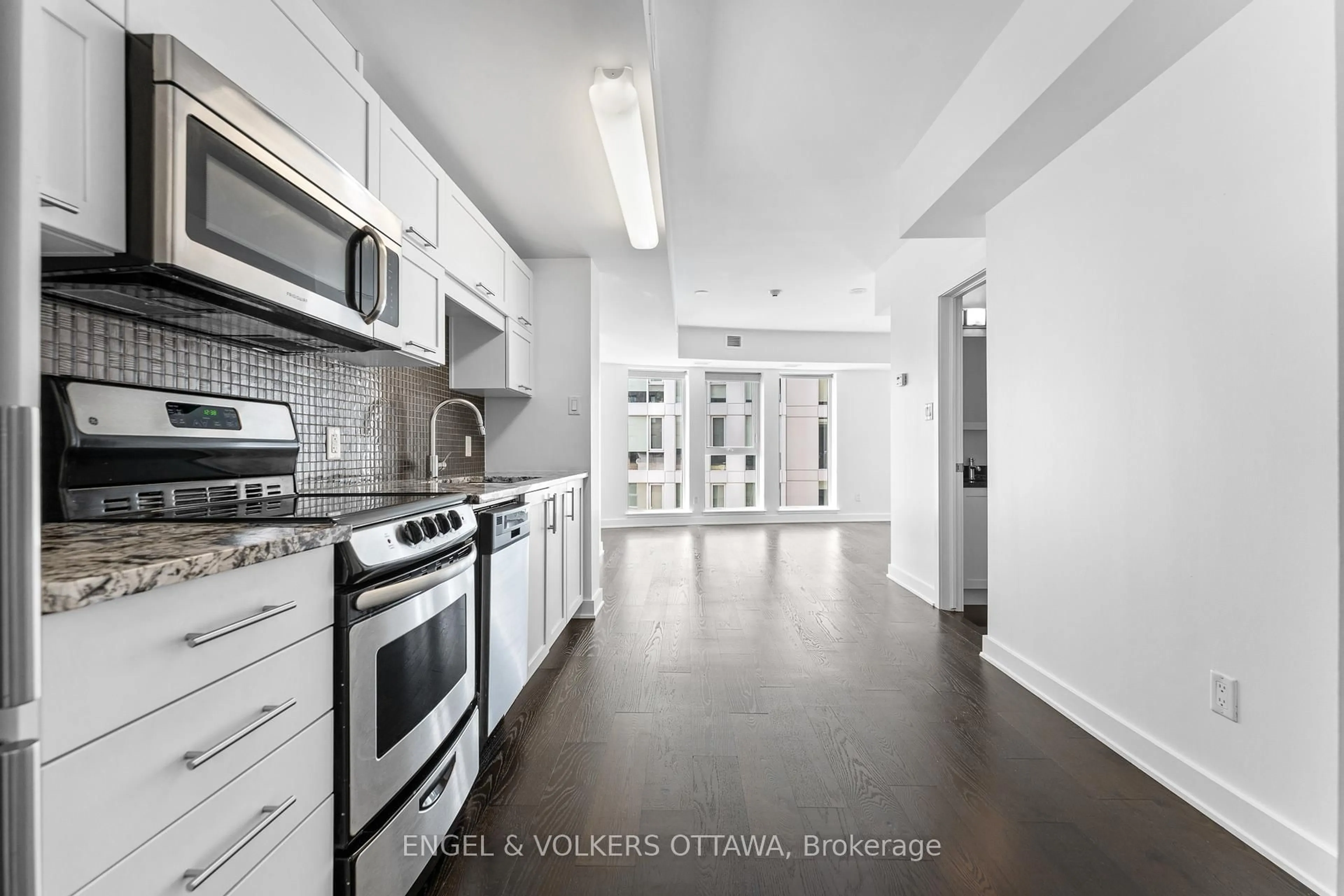 Standard kitchen, unknown for 40 Nepean St #1104, Ottawa Ontario K2P 0X5