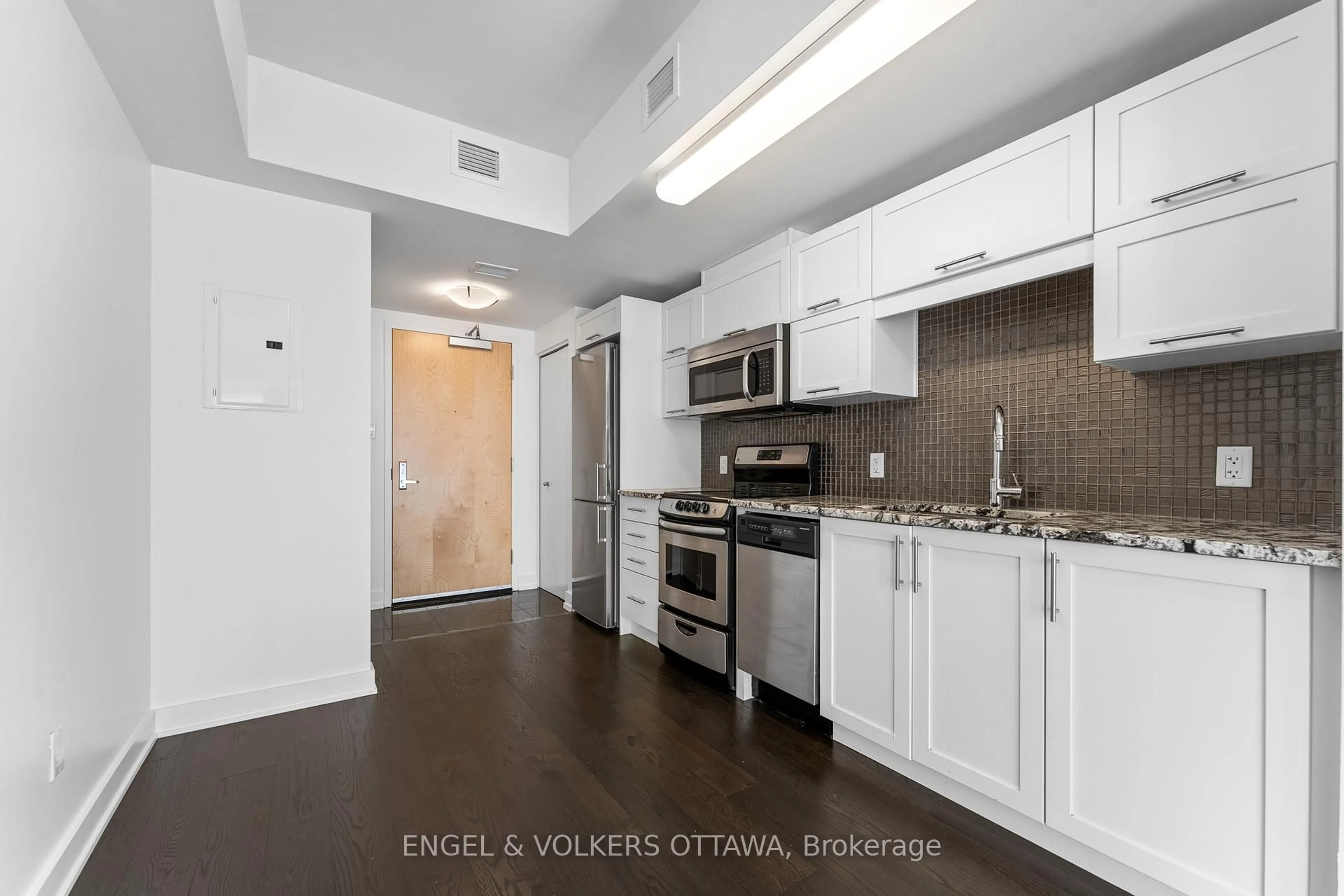 Standard kitchen, unknown for 40 Nepean St #1104, Ottawa Ontario K2P 0X5