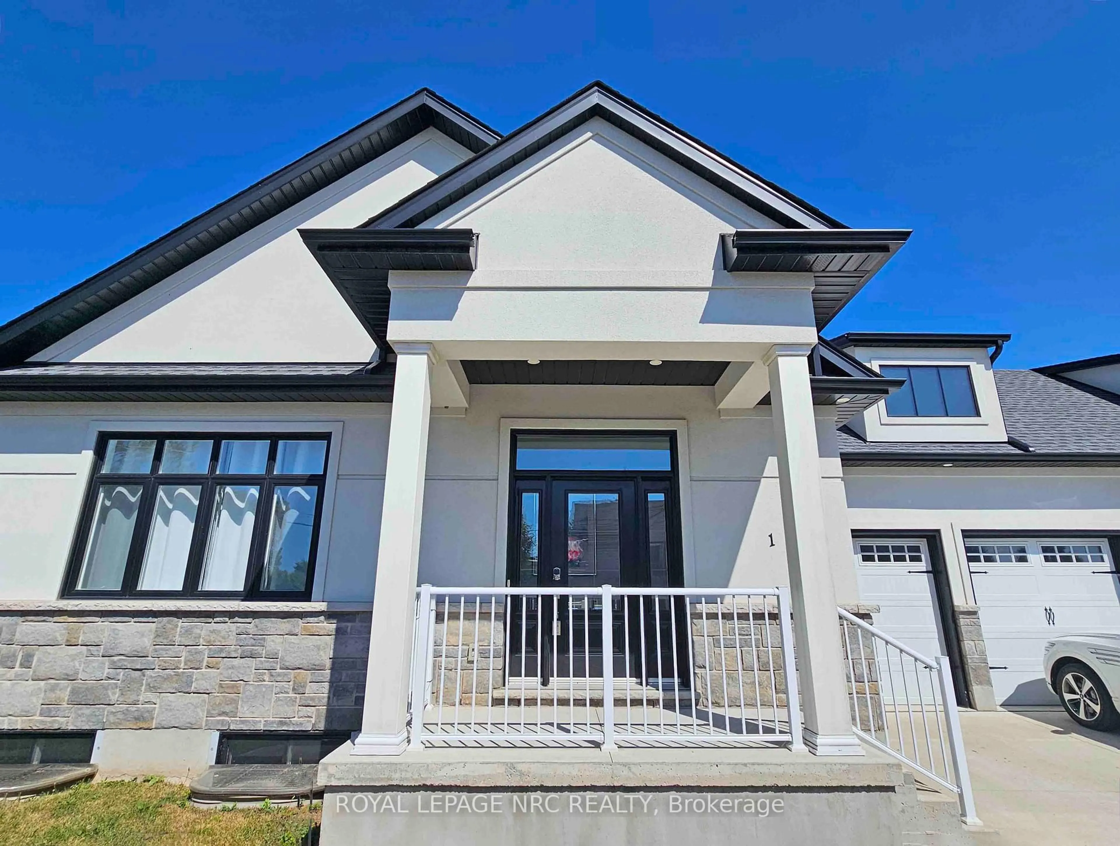 Home with vinyl exterior material, street for 7472 MOUNTAIN Rd #1, Niagara Falls Ontario L2J 0B8