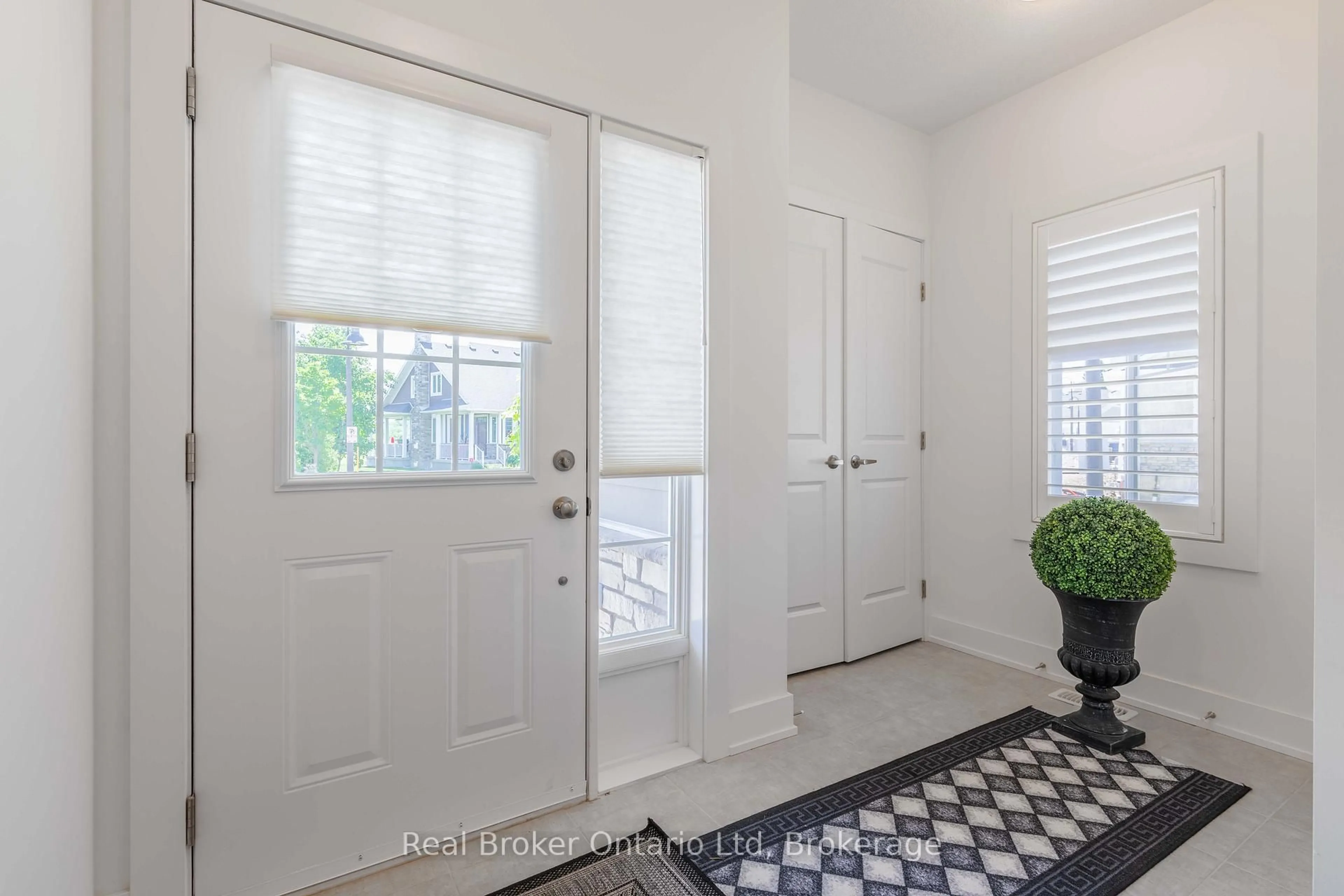 Indoor entryway for 221 Ironwood Way, Georgian Bluffs Ontario N0H 1S0