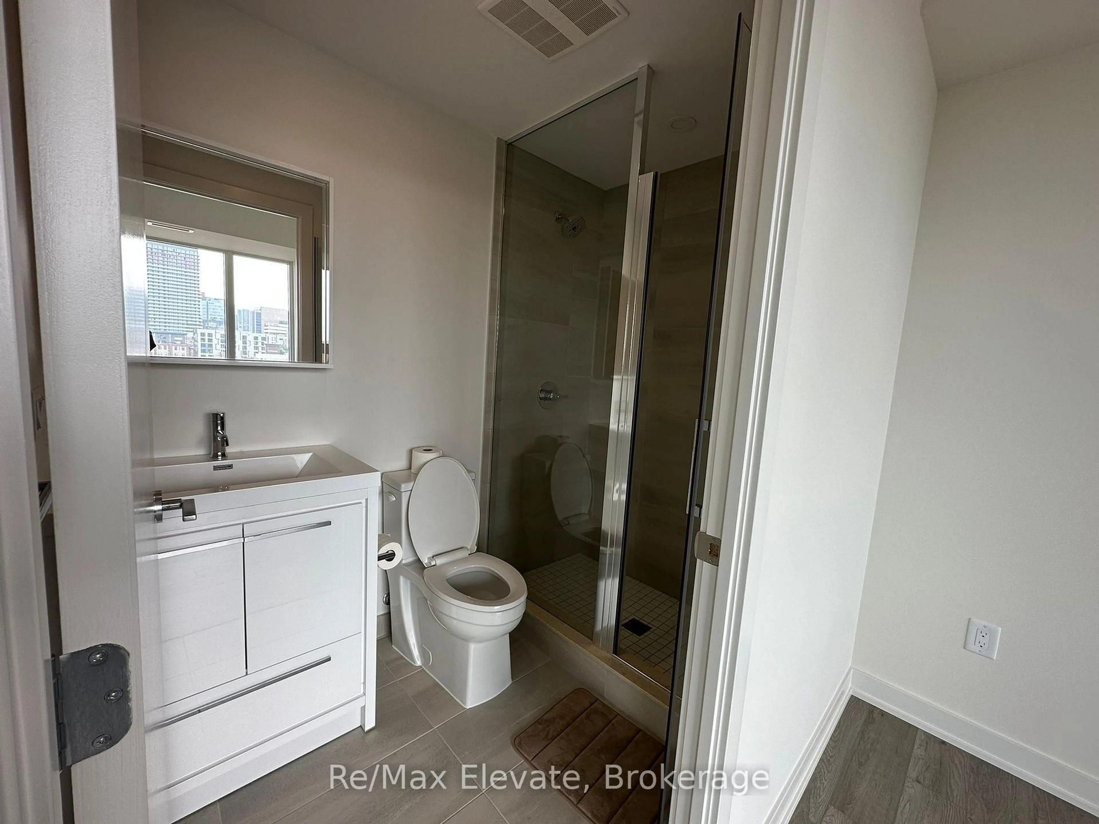 Standard bathroom, ceramic/tile floor for 212 King William St #717, Hamilton Ontario L8R 0A7