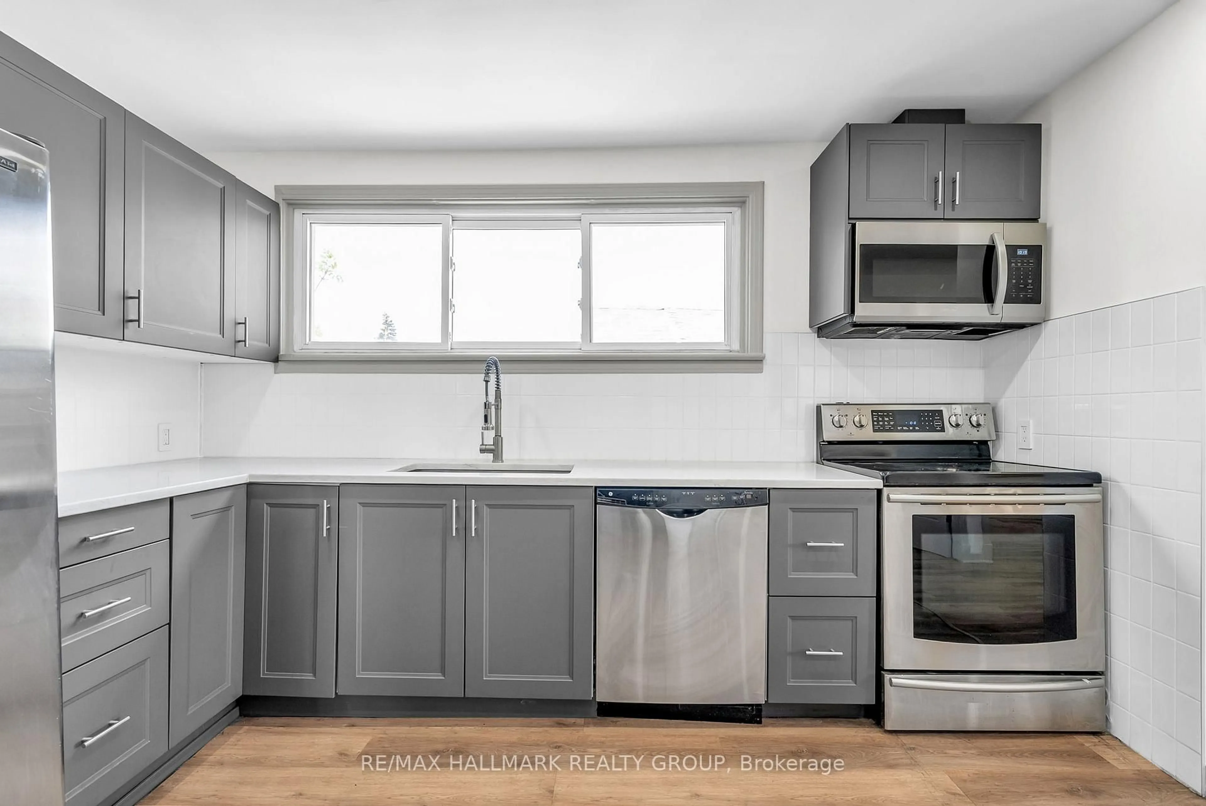 Standard kitchen, unknown for 334-336 Eleventh St, Cornwall Ontario K6H 2Y7