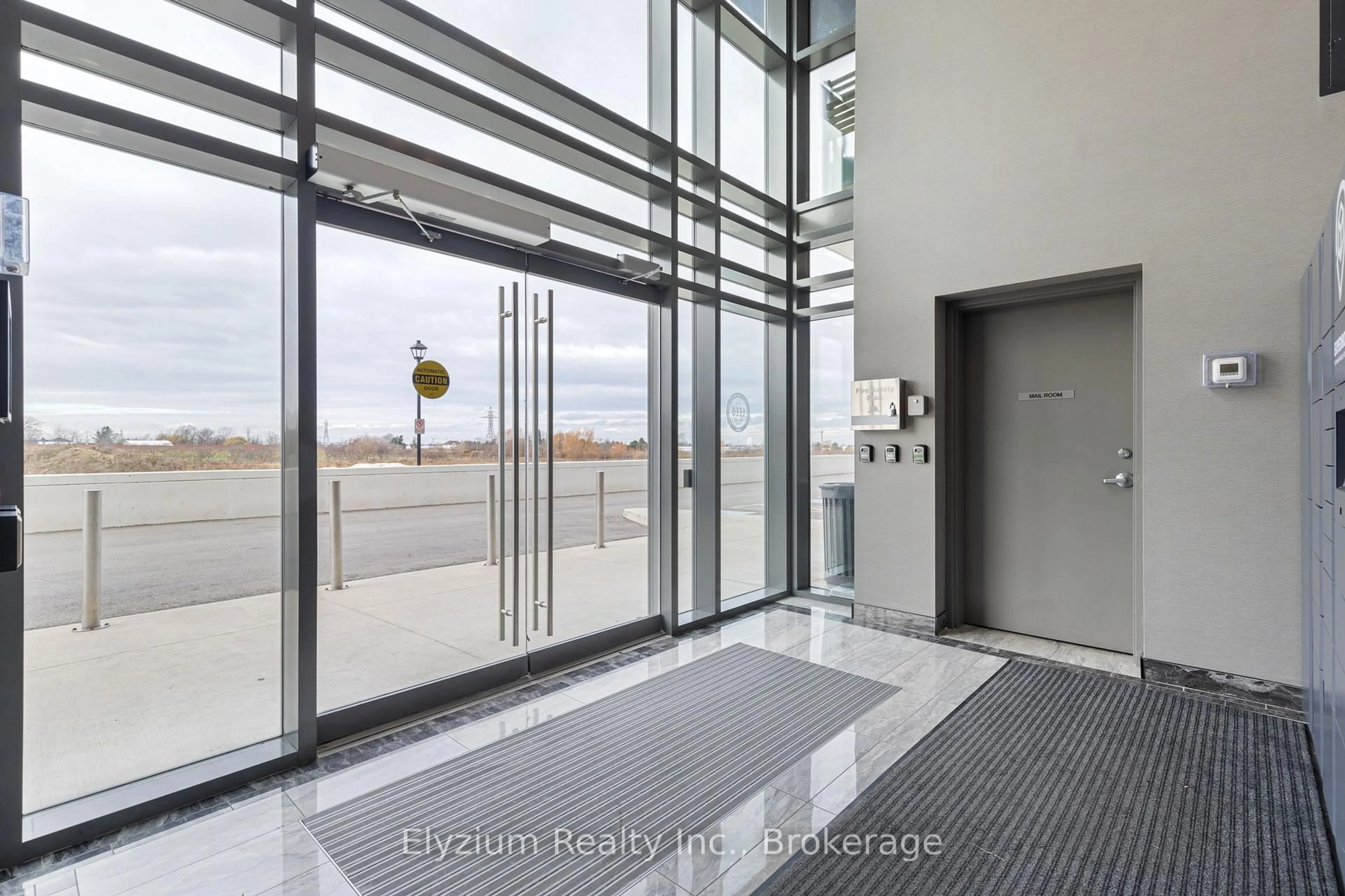 Indoor foyer for 5055 Greenlane Rd #127, Lincoln Ontario L3J 2J3