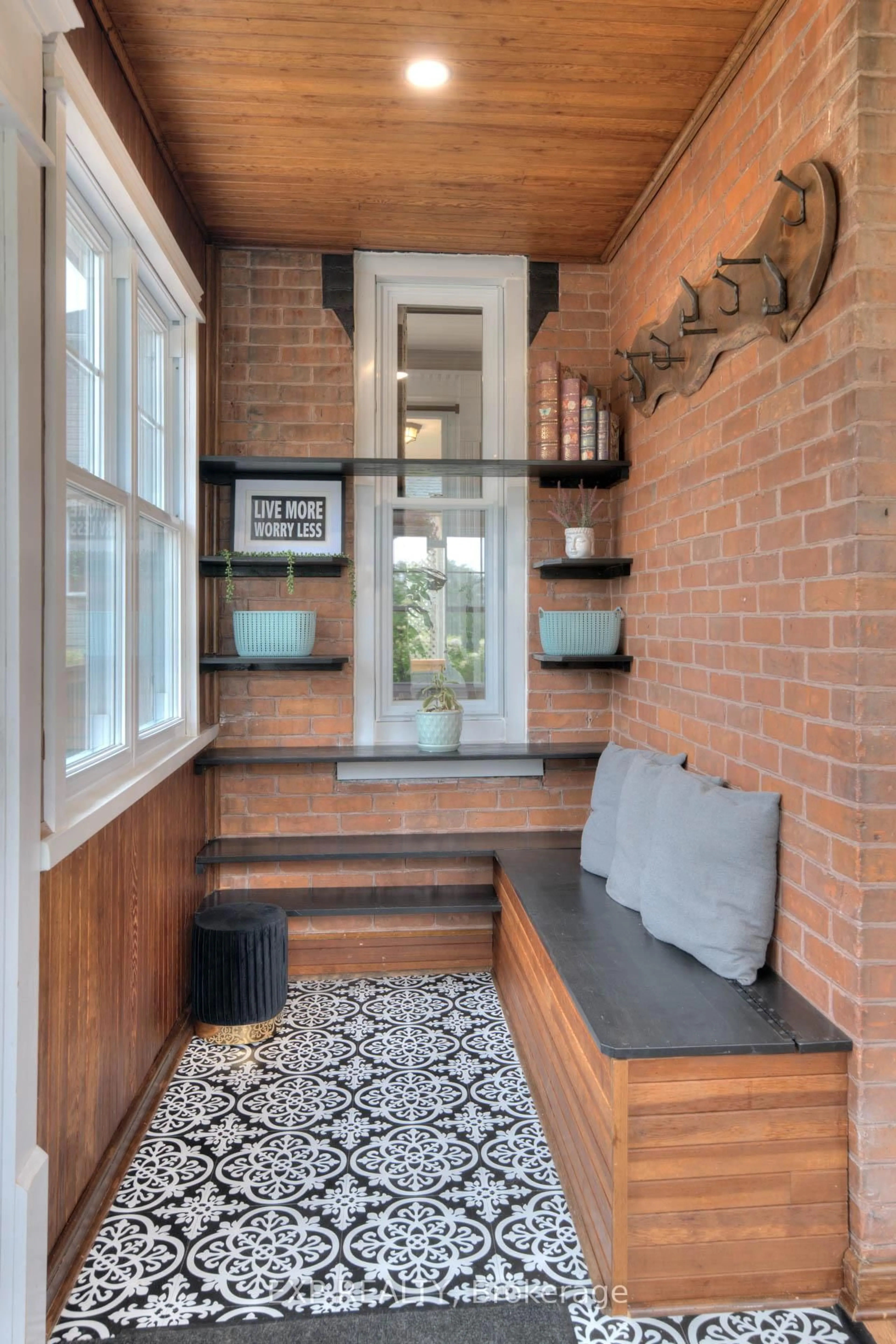 Indoor entryway for 2027 Victoria St, Howick Ontario N0G 1X0