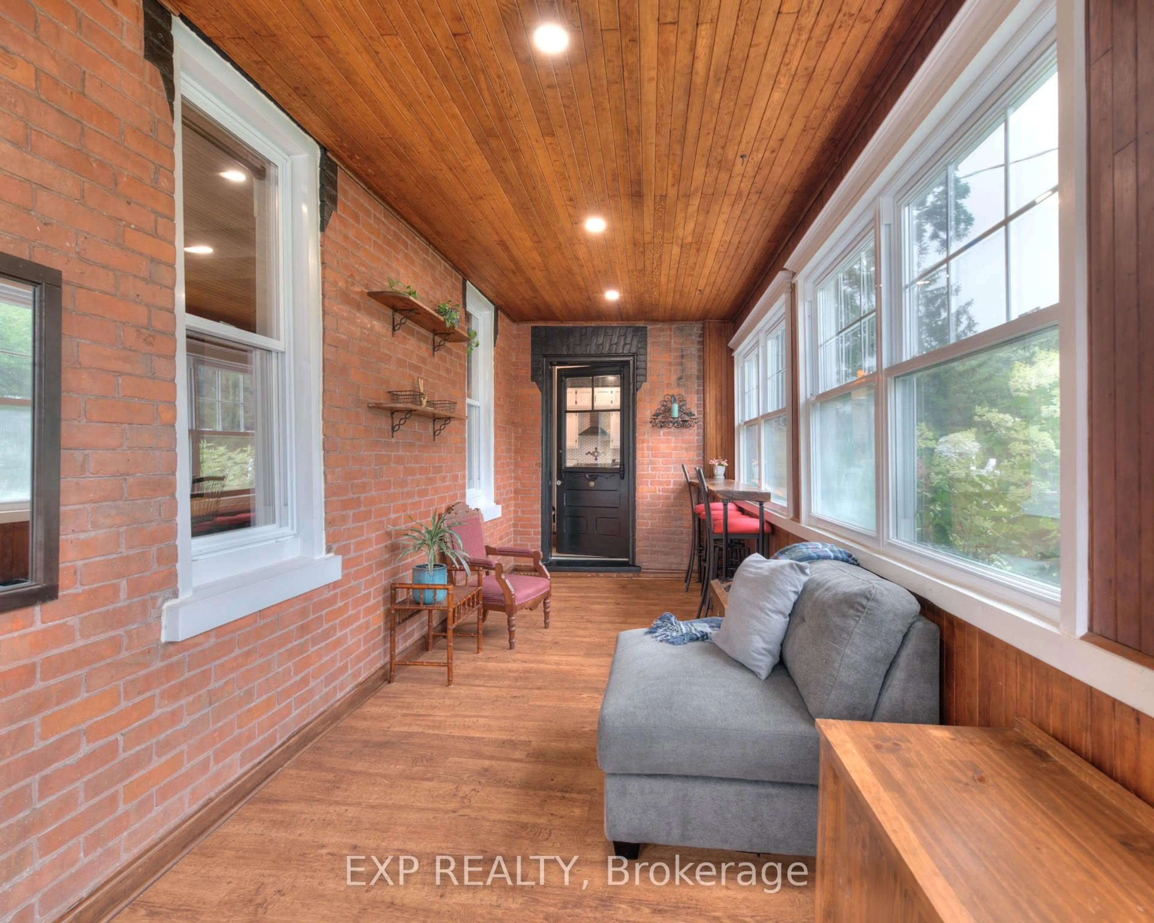 Indoor entryway for 2027 Victoria St, Howick Ontario N0G 1X0