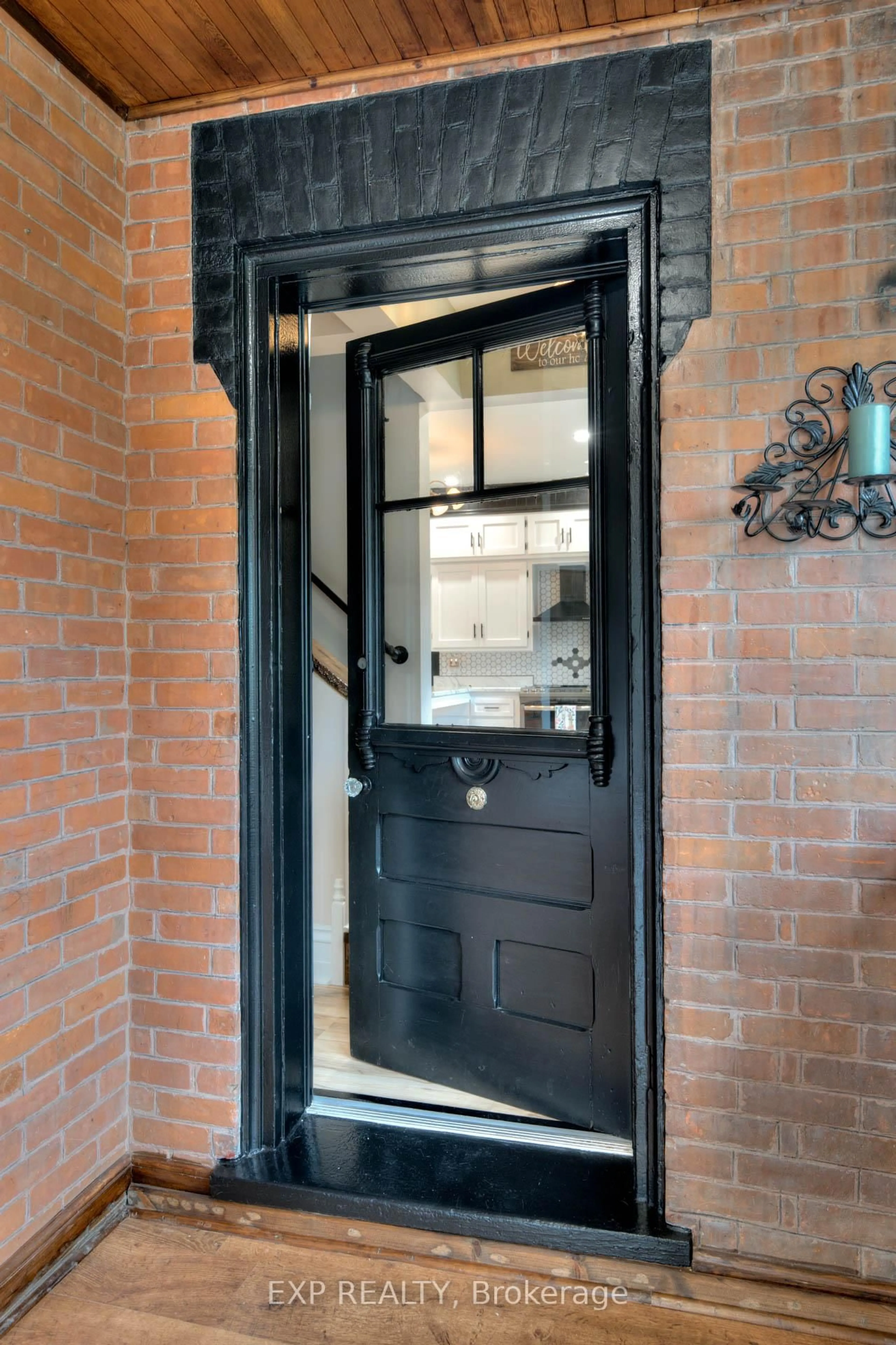 Indoor entryway for 2027 Victoria St, Howick Ontario N0G 1X0