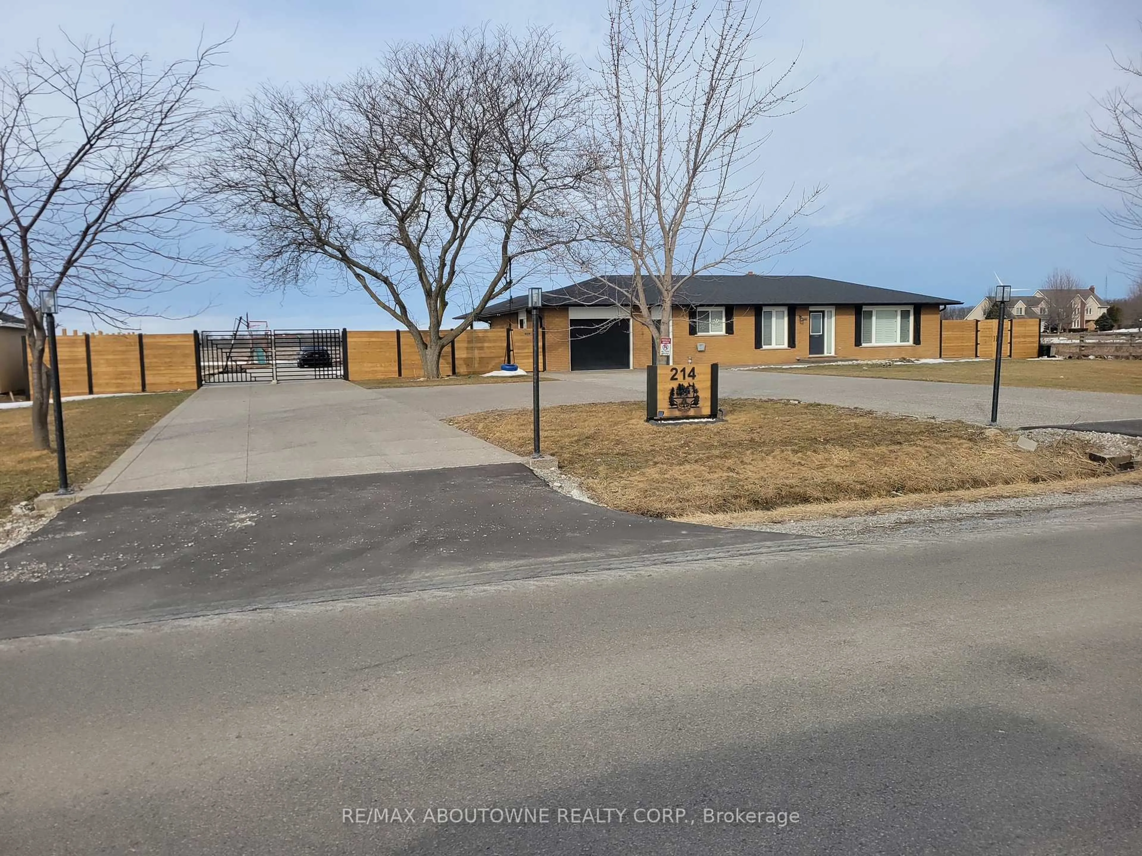 A pic from outside/outdoor area/front of a property/back of a property/a pic from drone, street for 214 Binbrook Rd, Hamilton Ontario L0R 1C0