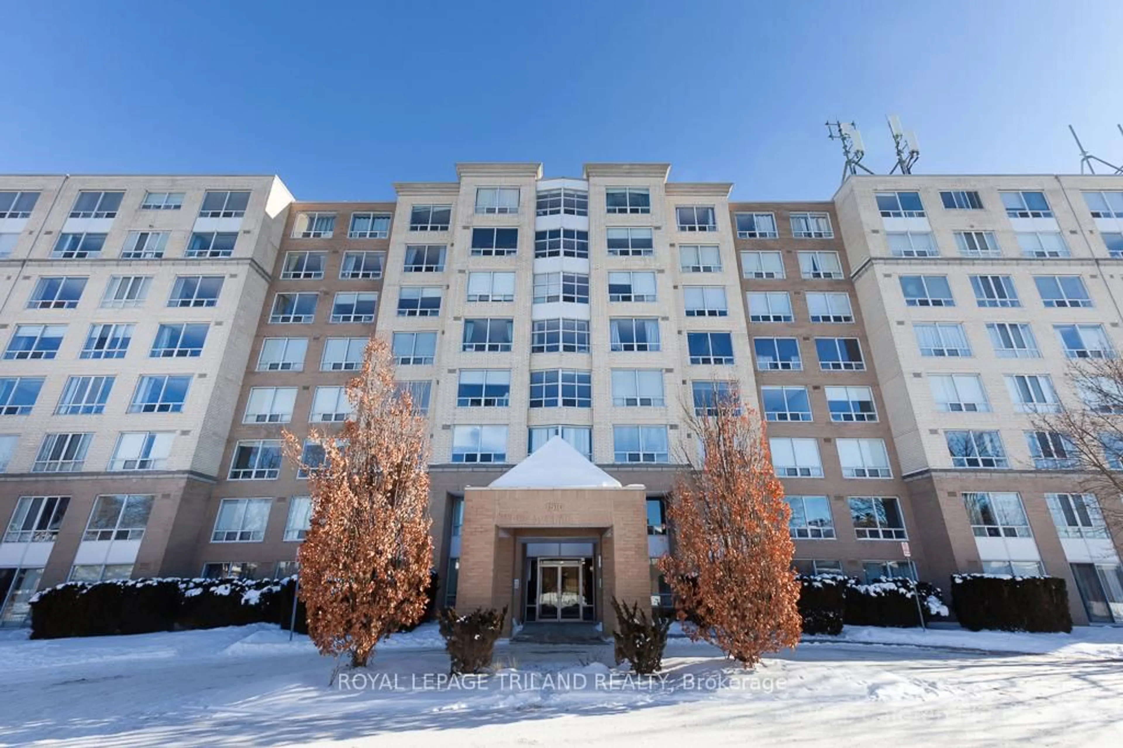 Indoor foyer for 1510 Richmond St #503, London North Ontario N6G 4V2