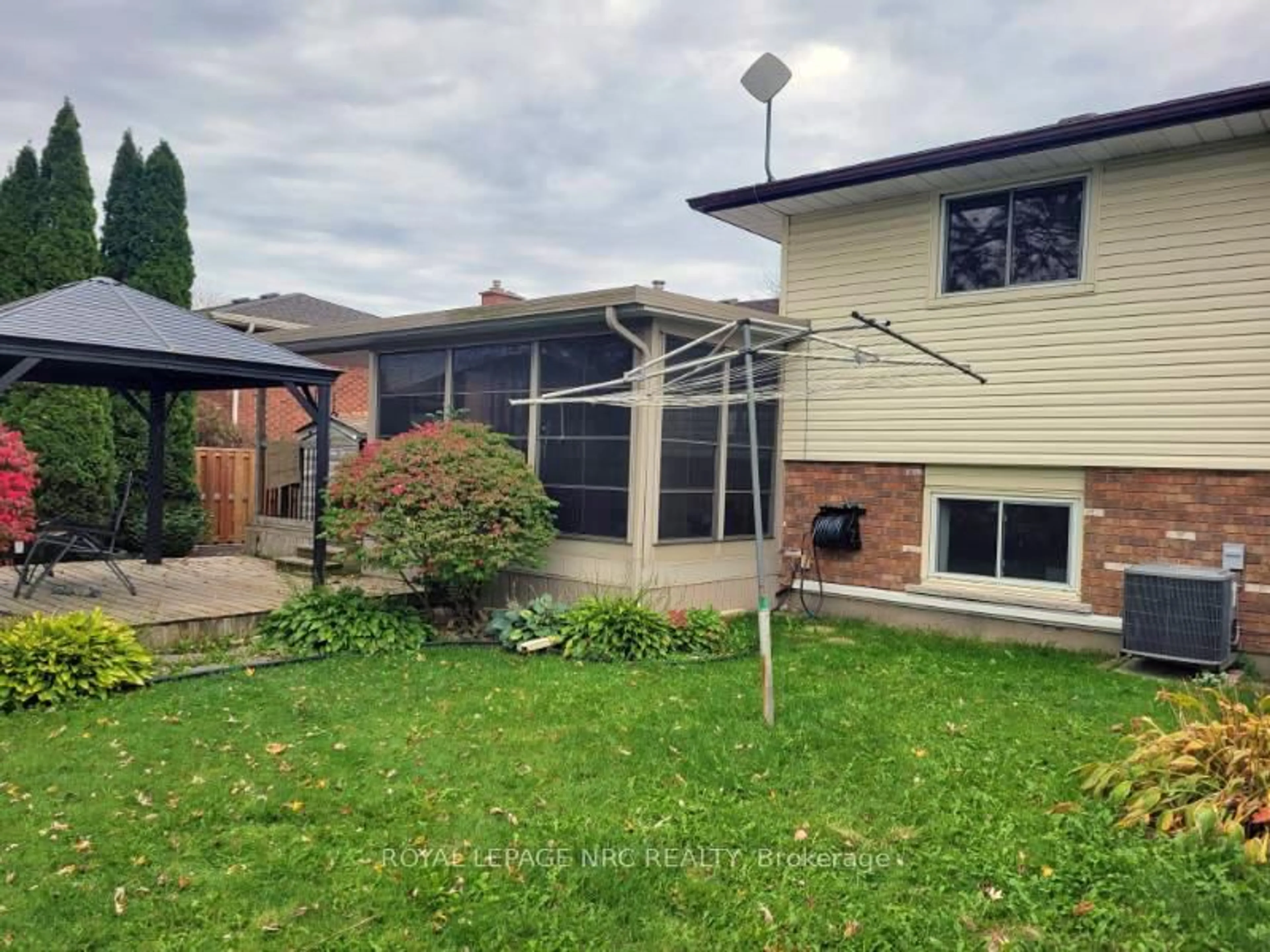 A pic from outside/outdoor area/front of a property/back of a property/a pic from drone, street for 78 Page Dr, Welland Ontario L3C 6E4