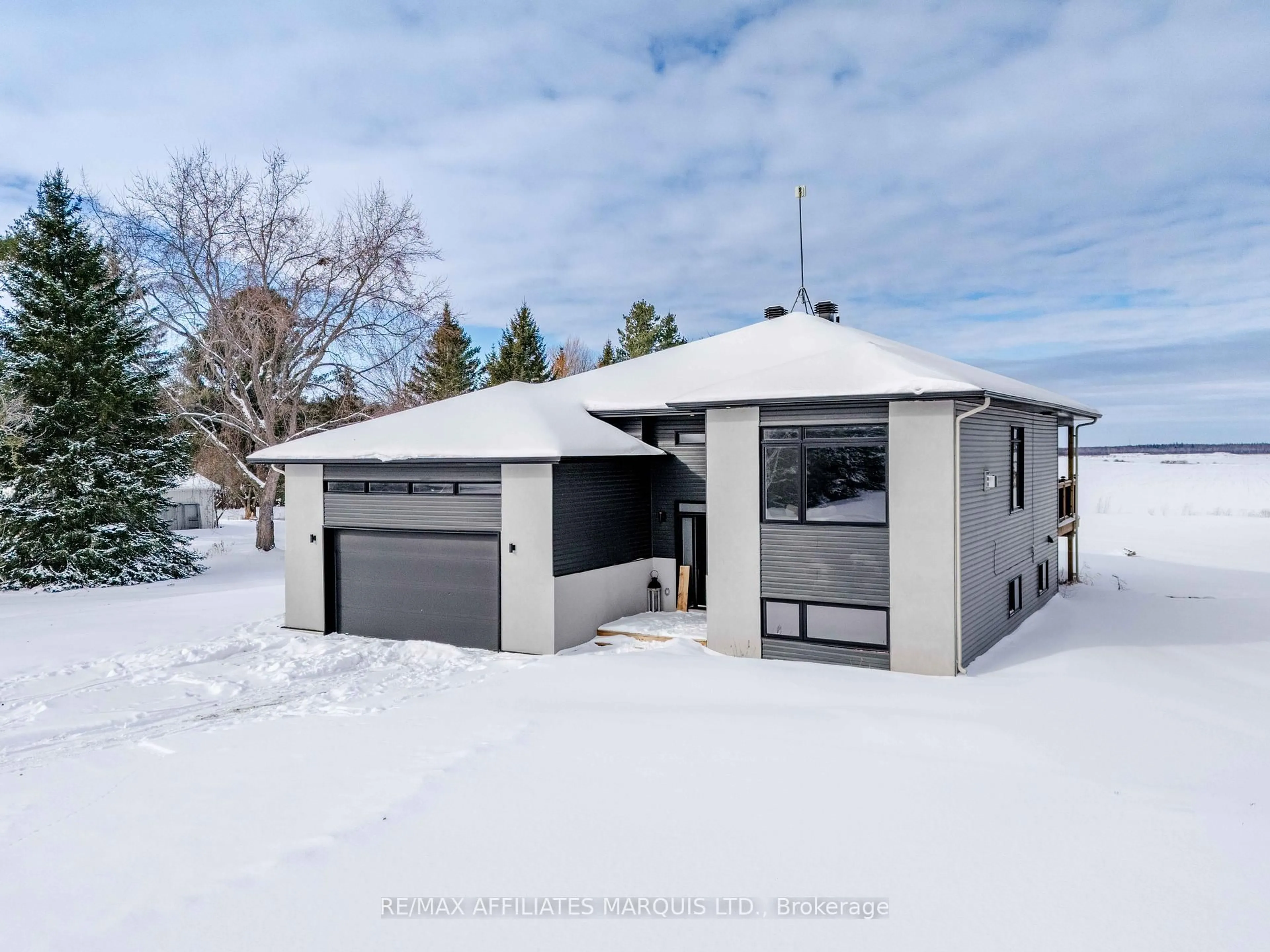 A pic from outside/outdoor area/front of a property/back of a property/a pic from drone, building for 16939 Eighth Rd, North Stormont Ontario K0C 1W0