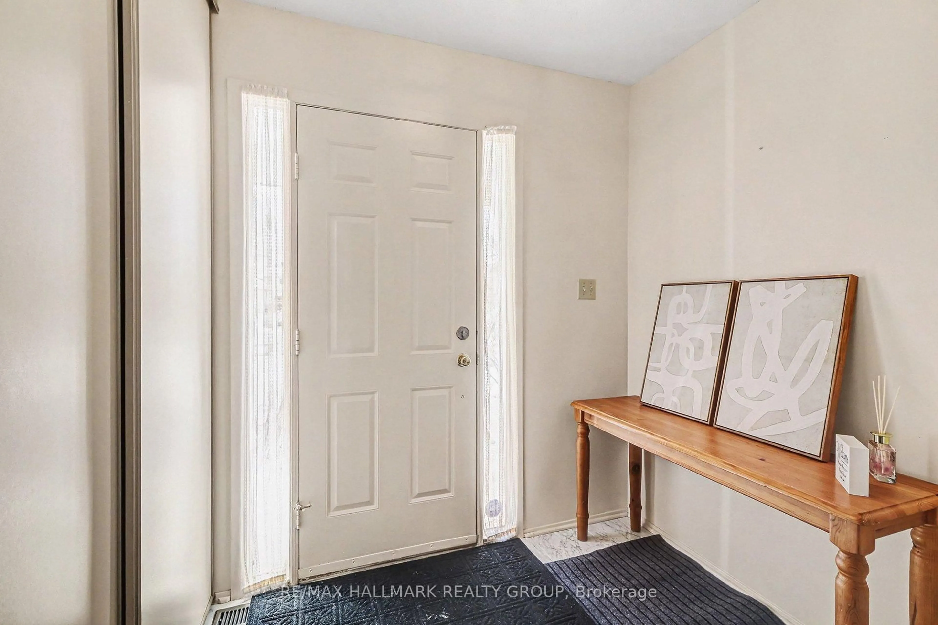 Indoor entryway for 751 Merkley Dr, Orleans Ontario K4A 2T9