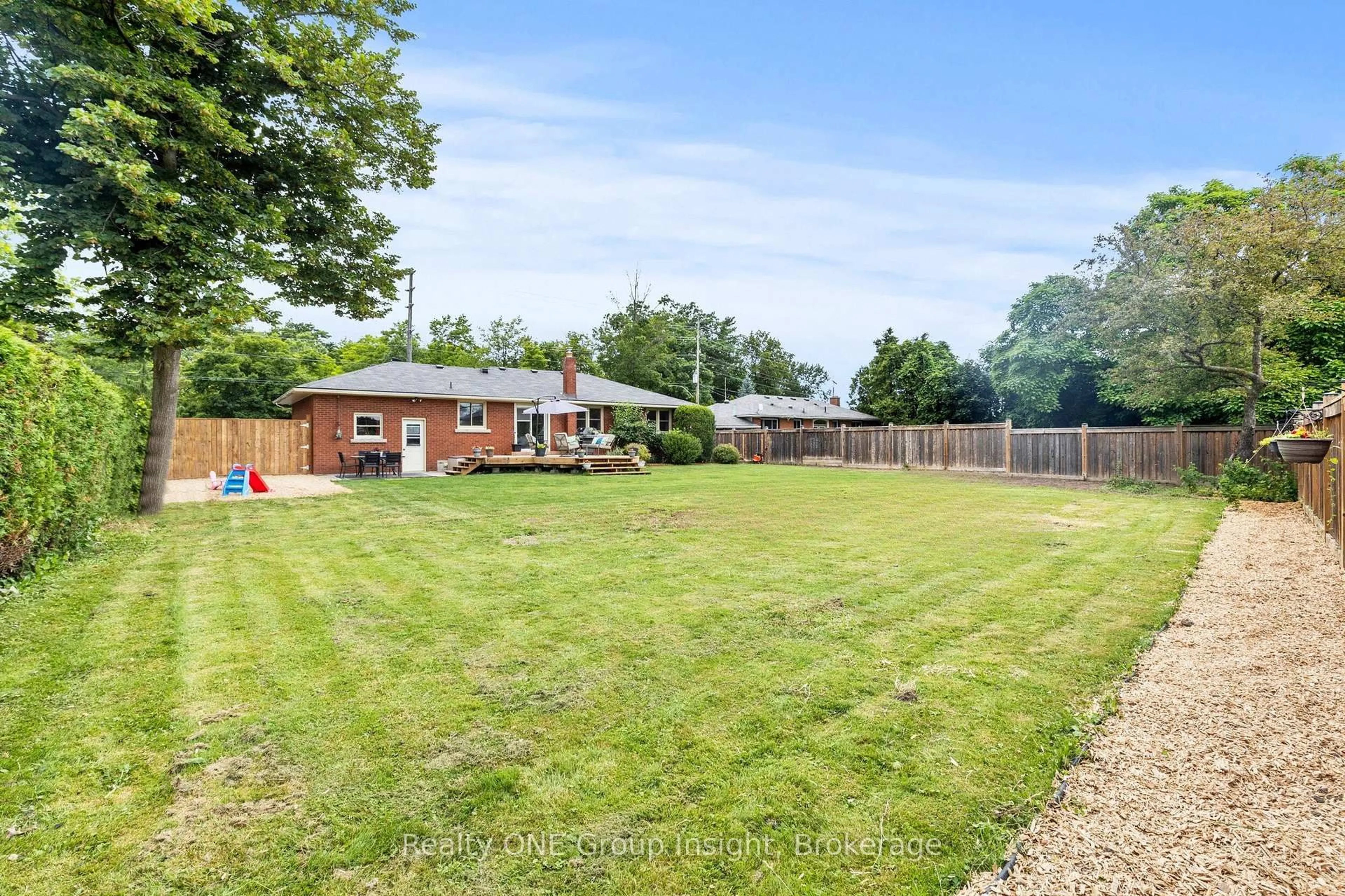 A pic from outside/outdoor area/front of a property/back of a property/a pic from drone, unknown for 4153 Aberdeen Rd, Lincoln Ontario L0R 1B6