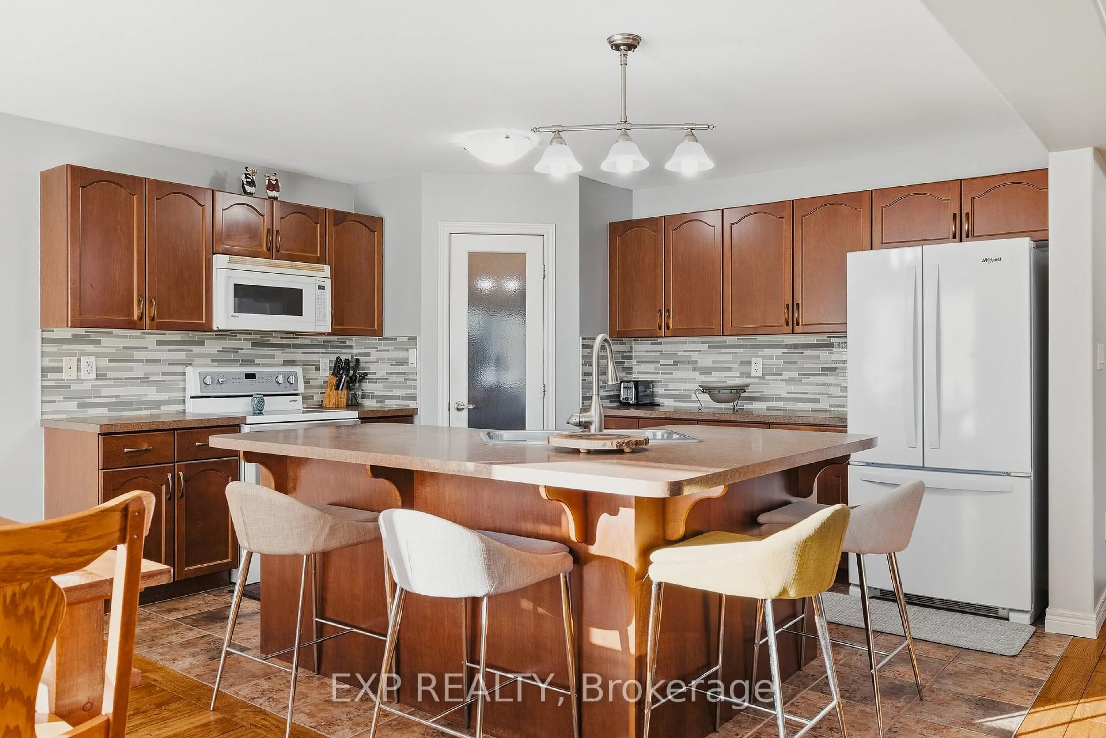 Open concept kitchen, unknown for 23 Doon Creek St, Kitchener Ontario N2R 0B4