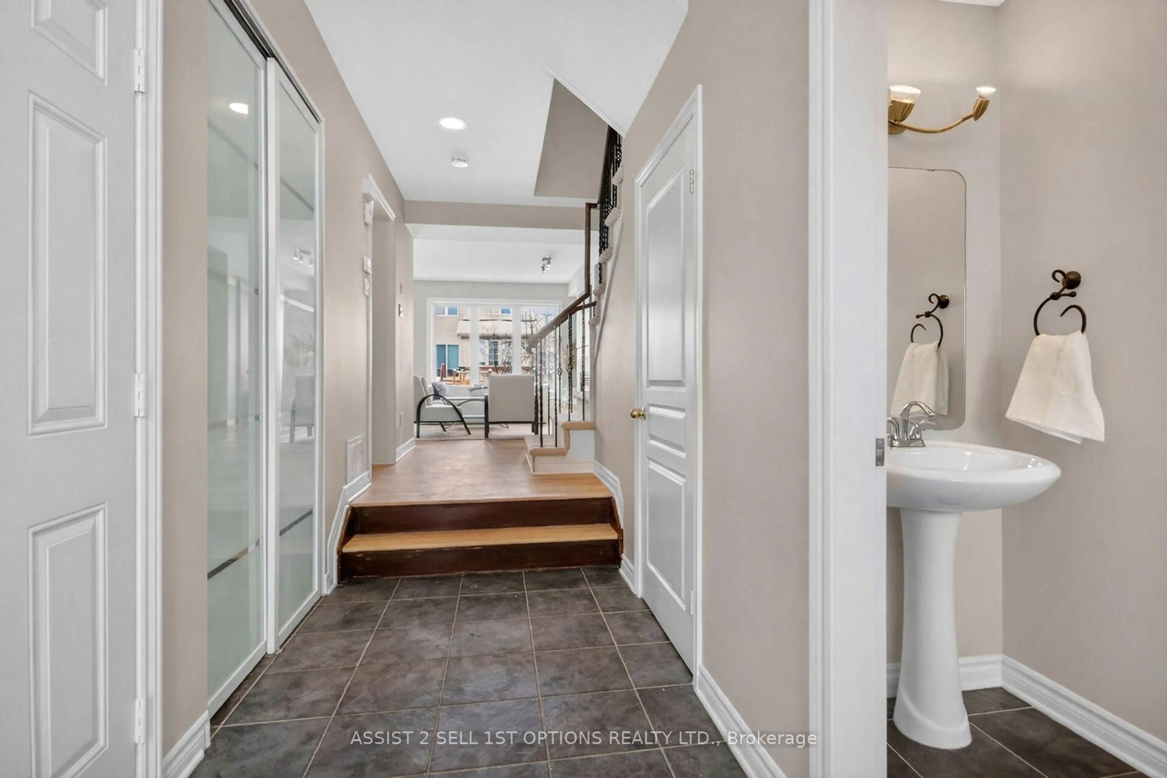 Indoor entryway for 182 Saddlesmith Circ, Ottawa Ontario K2M 2Y6