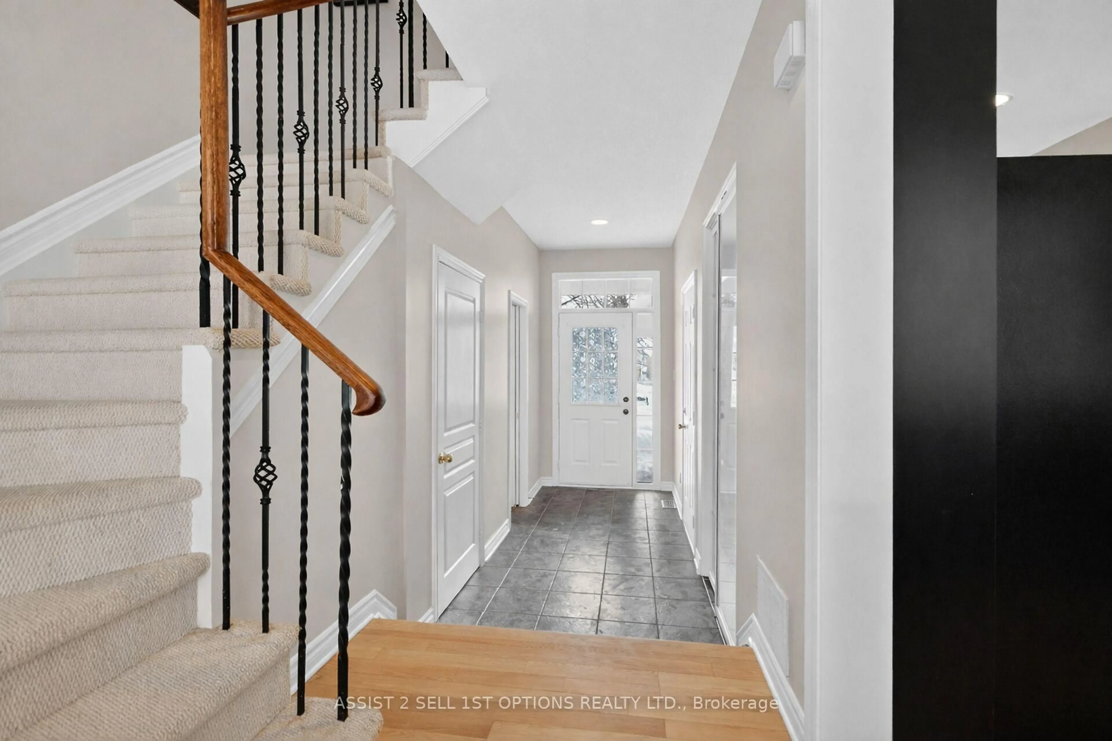 Indoor entryway for 182 Saddlesmith Circ, Ottawa Ontario K2M 2Y6