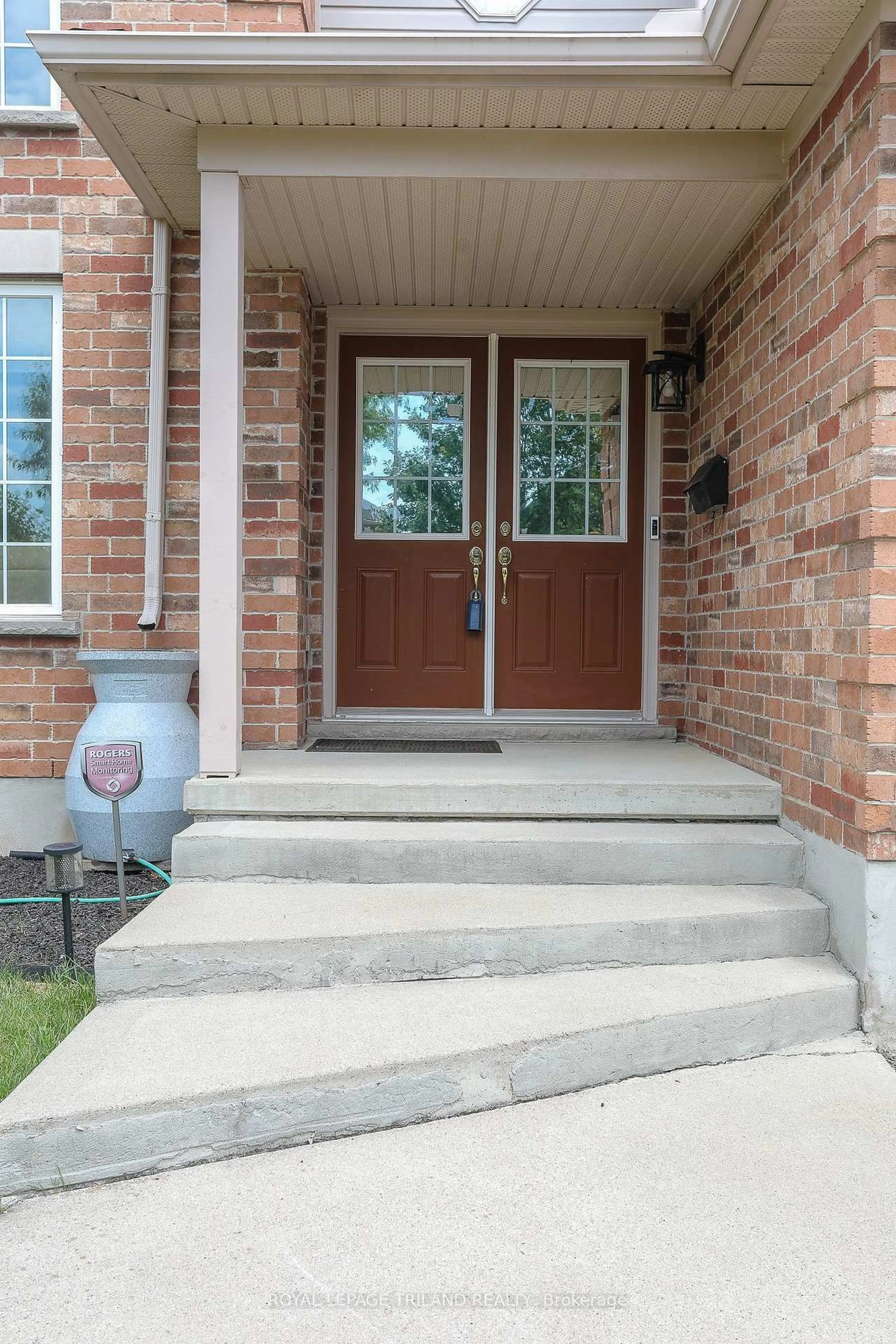 Indoor entryway for 1356 Birchwood Dr, London South Ontario N6K 4Y5
