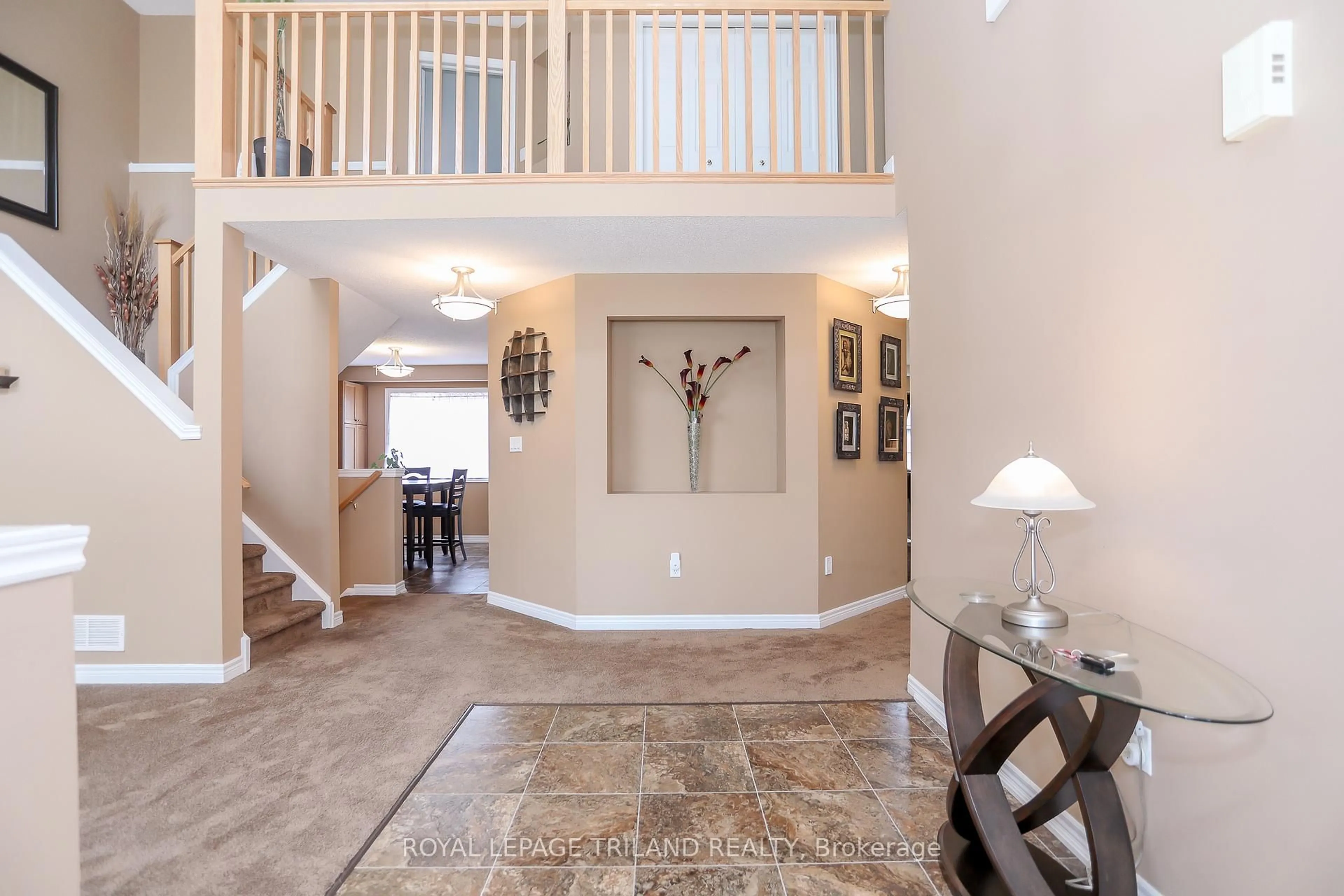 Indoor entryway for 1356 Birchwood Dr, London South Ontario N6K 4Y5