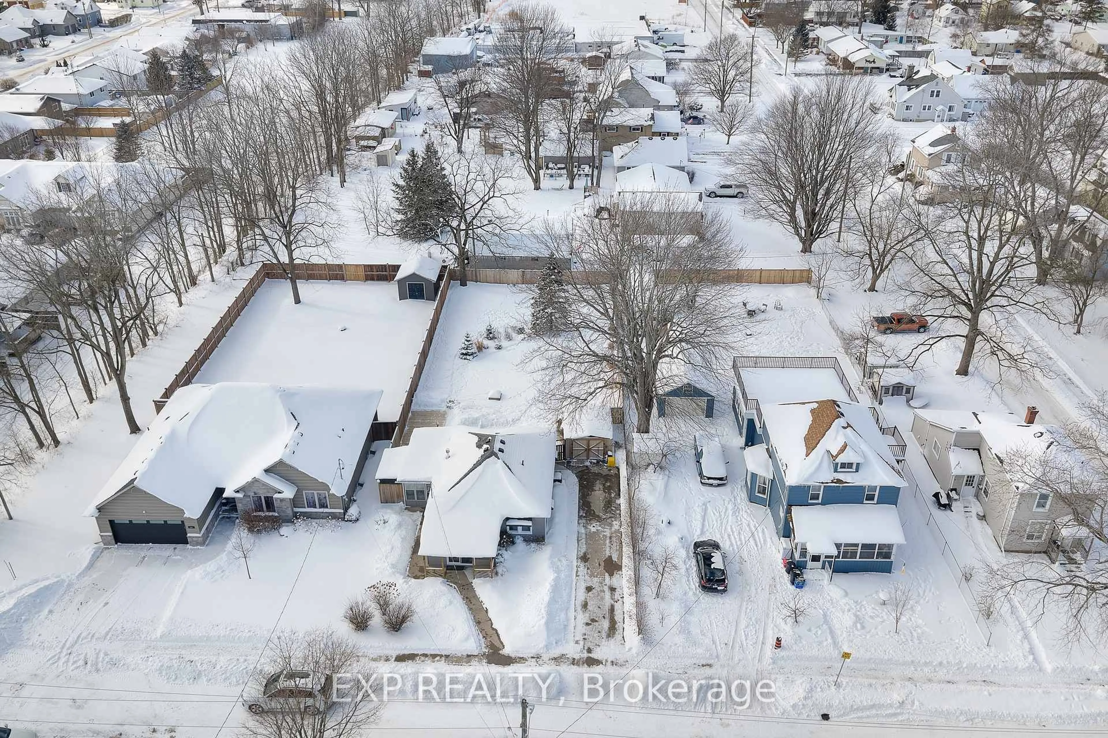A pic from outside/outdoor area/front of a property/back of a property/a pic from drone, street for 287 SOUTH MILL St, Fort Erie Ontario L0S 1N0