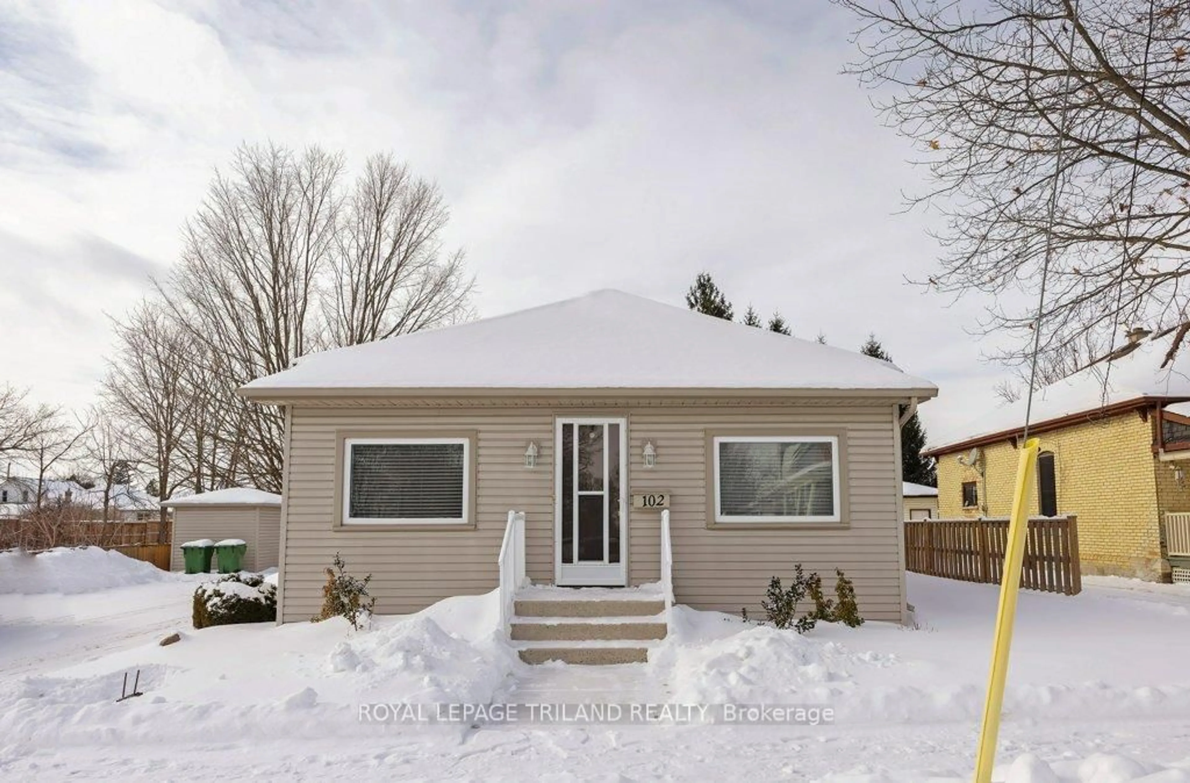 Home with vinyl exterior material, street for 102 Alma St, St. Thomas Ontario N5P 3B1