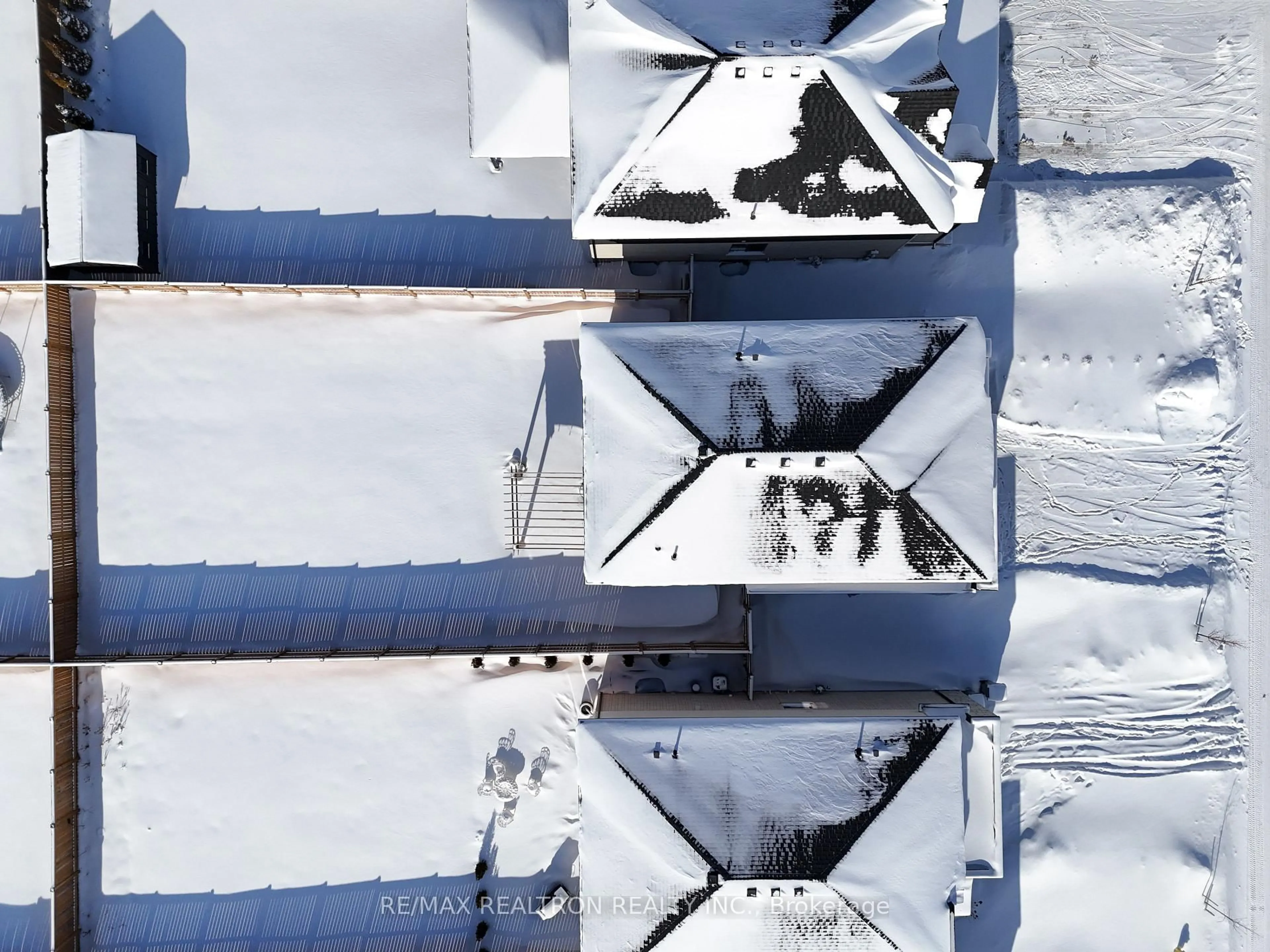 A pic from outside/outdoor area/front of a property/back of a property/a pic from drone, building for 45 Poole Cres, Middlesex Centre Ontario N0L 1R0