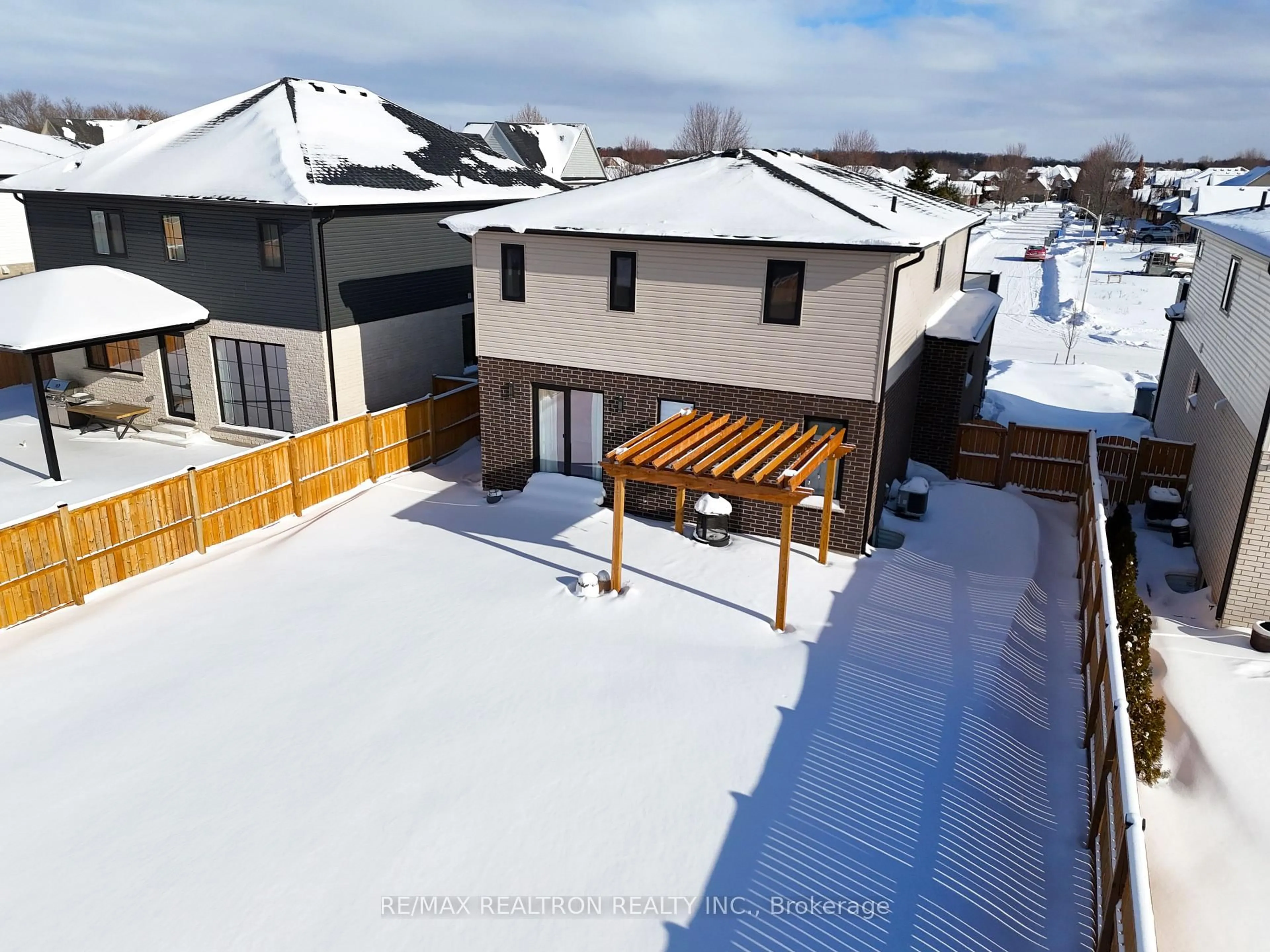 A pic from outside/outdoor area/front of a property/back of a property/a pic from drone, street for 45 Poole Cres, Middlesex Centre Ontario N0L 1R0