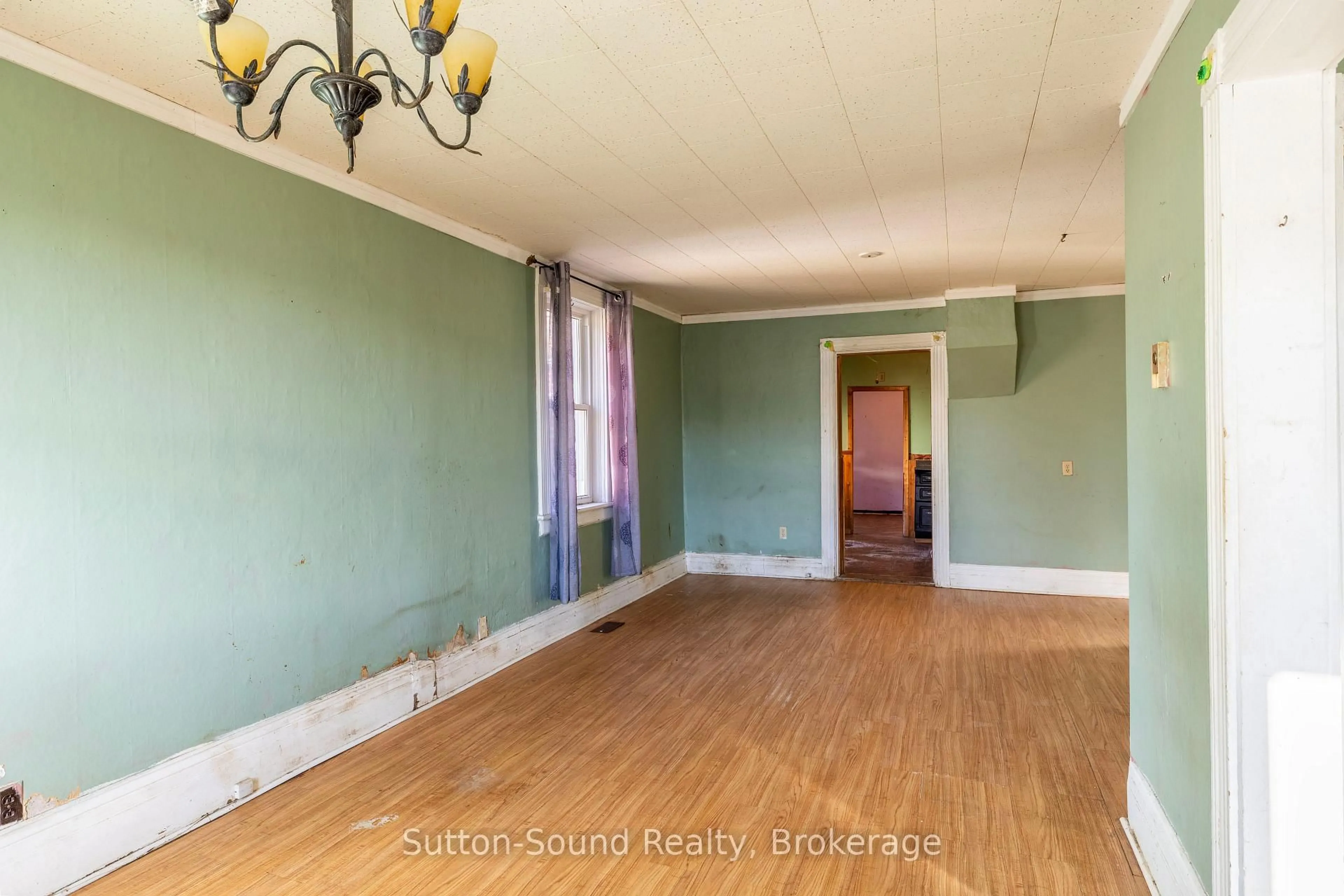 A pic of a room for 360 16th St, Owen Sound Ontario N4K 4A3