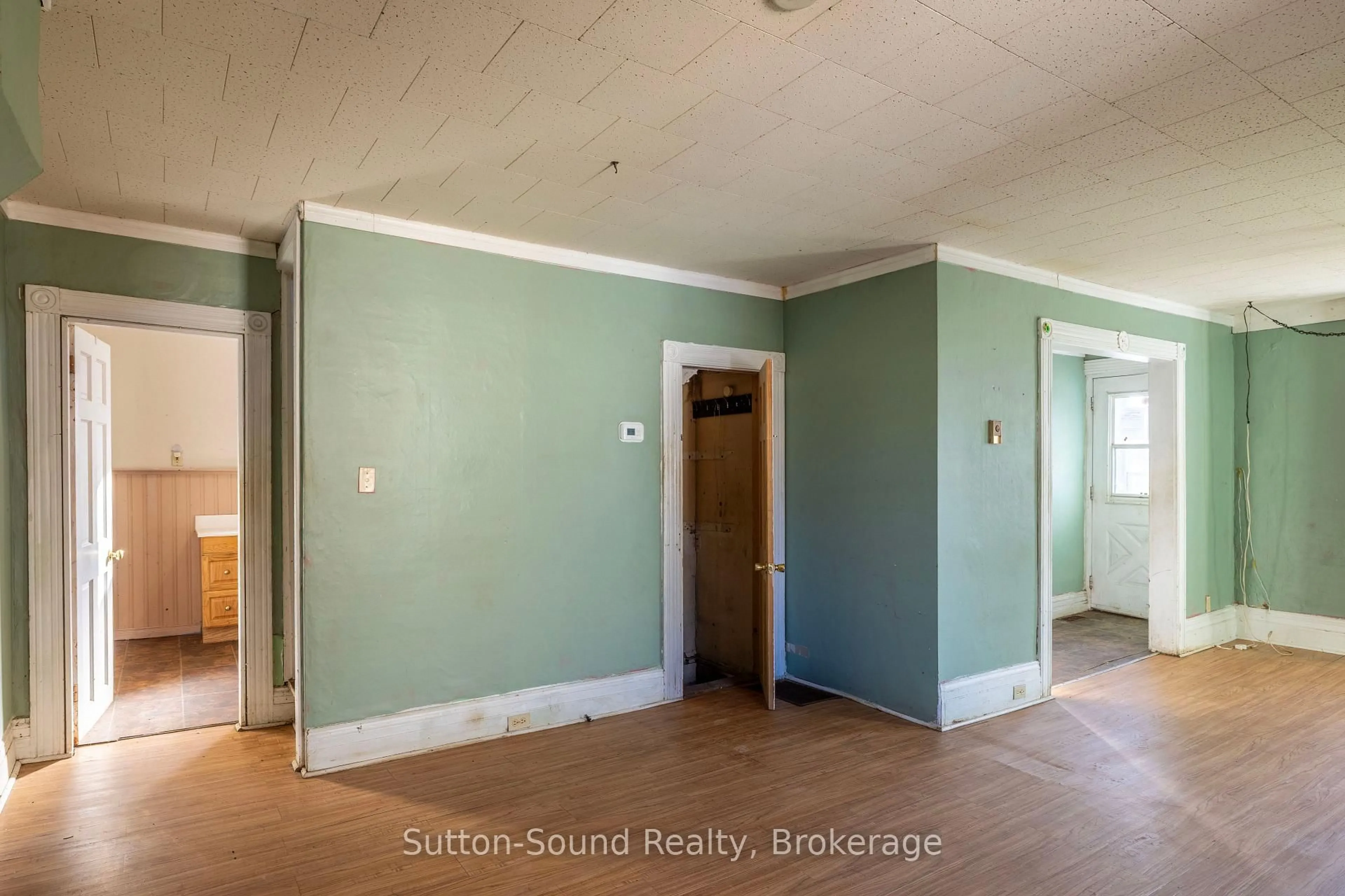 A pic of a room for 360 16th St, Owen Sound Ontario N4K 4A3