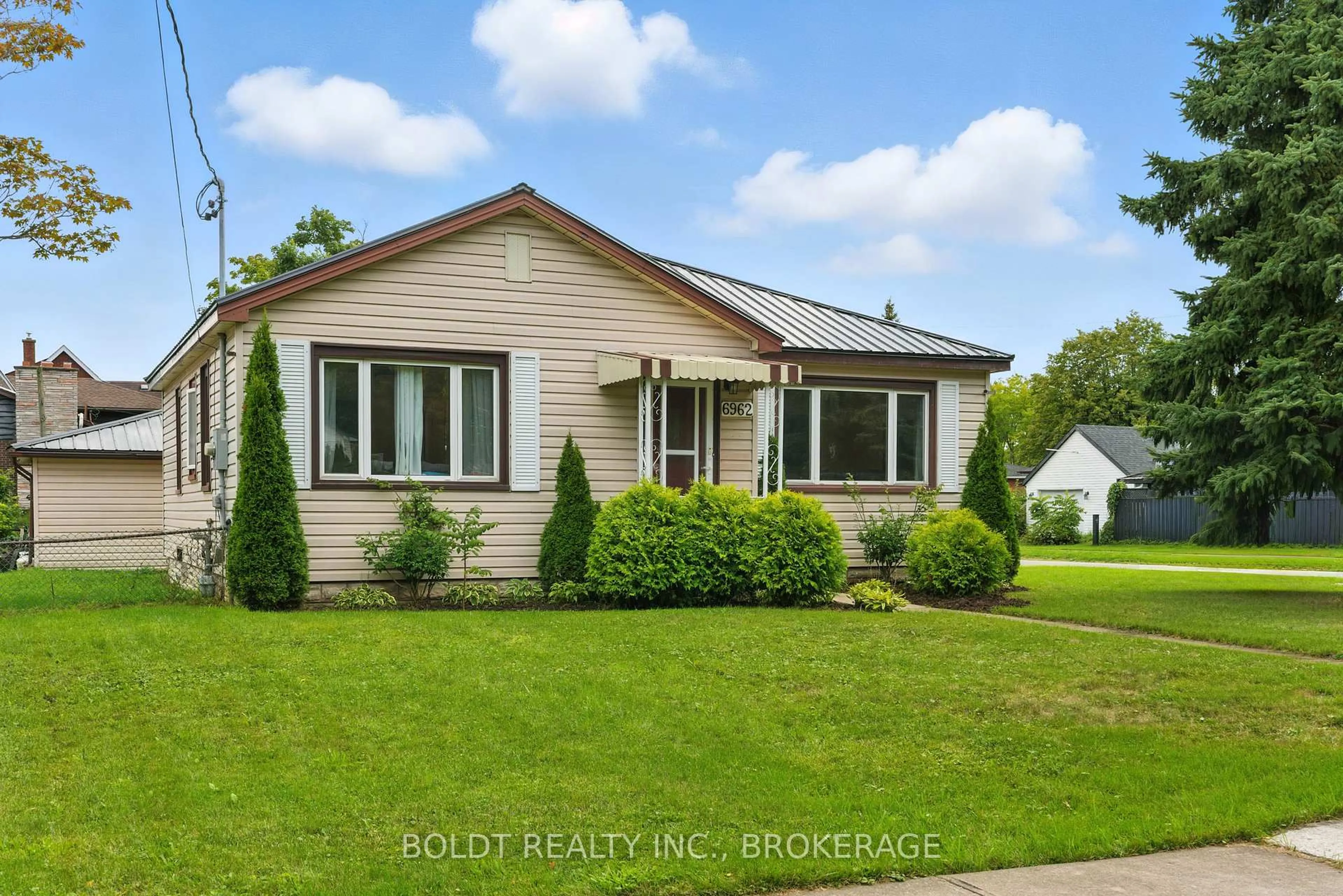 Home with vinyl exterior material, street for 6962 Margaret St, Niagara Falls Ontario L2G 2V9