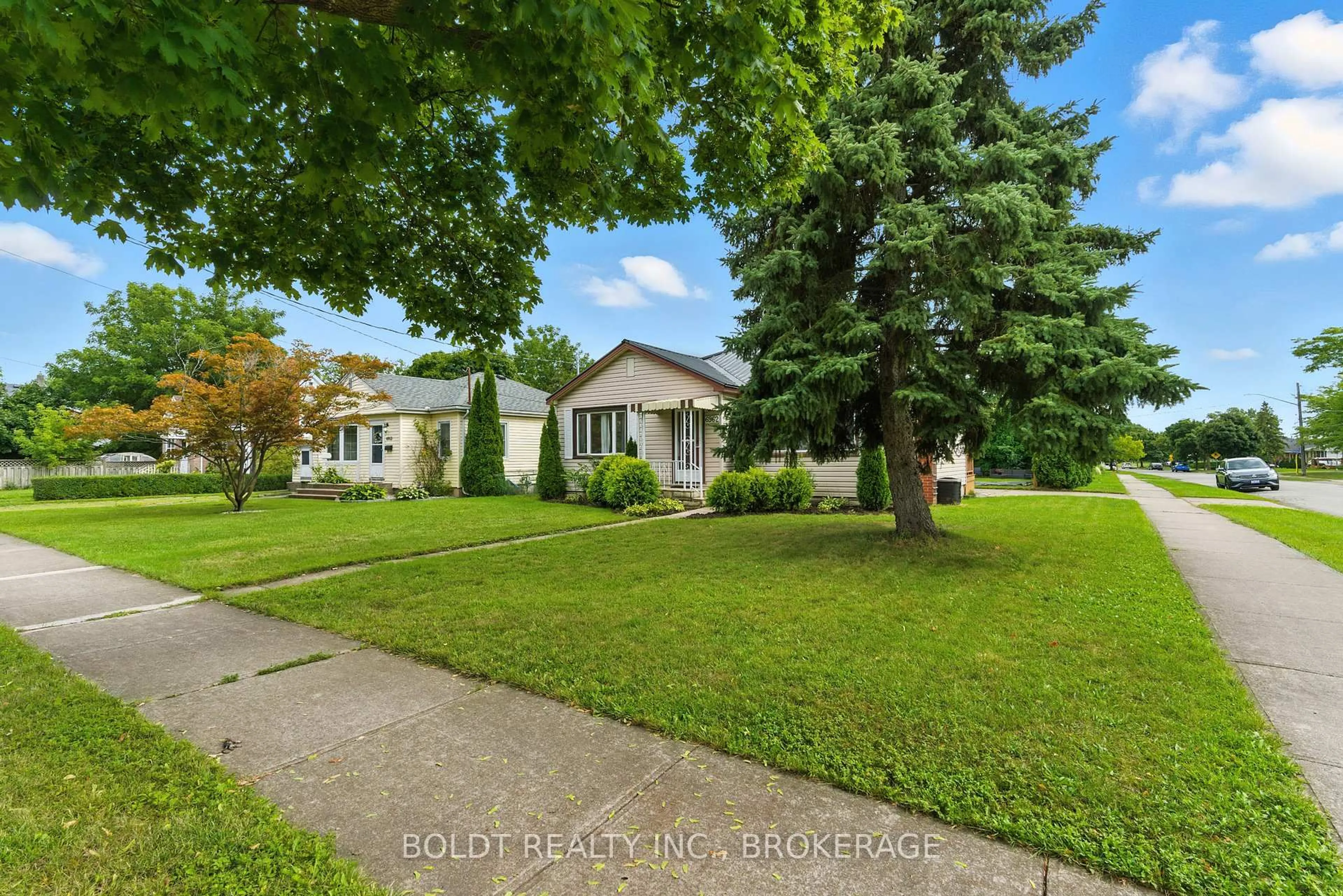 A pic from outside/outdoor area/front of a property/back of a property/a pic from drone, street for 6962 Margaret St, Niagara Falls Ontario L2G 2V9