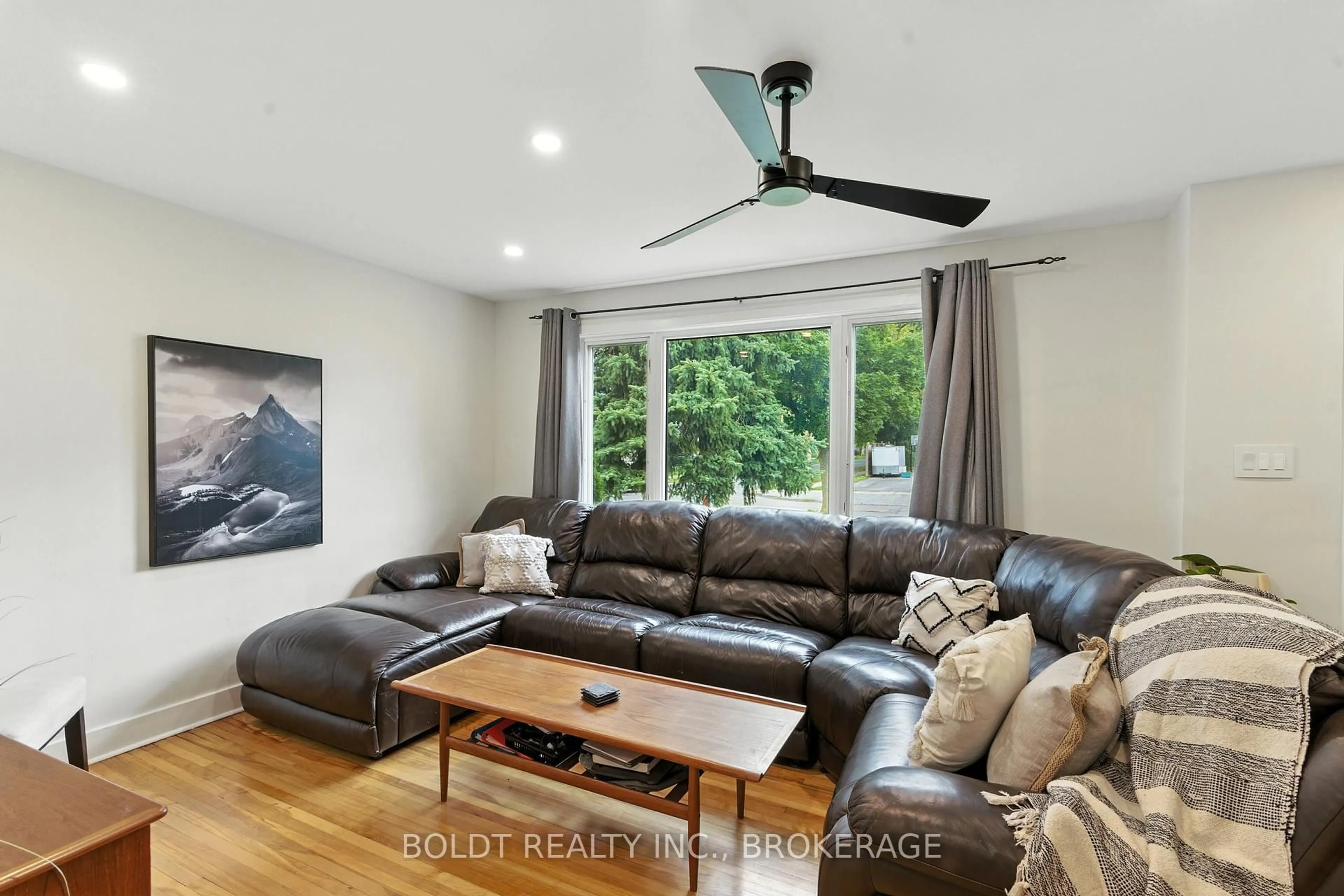 Living room with furniture, wood/laminate floor for 6962 Margaret St, Niagara Falls Ontario L2G 2V9