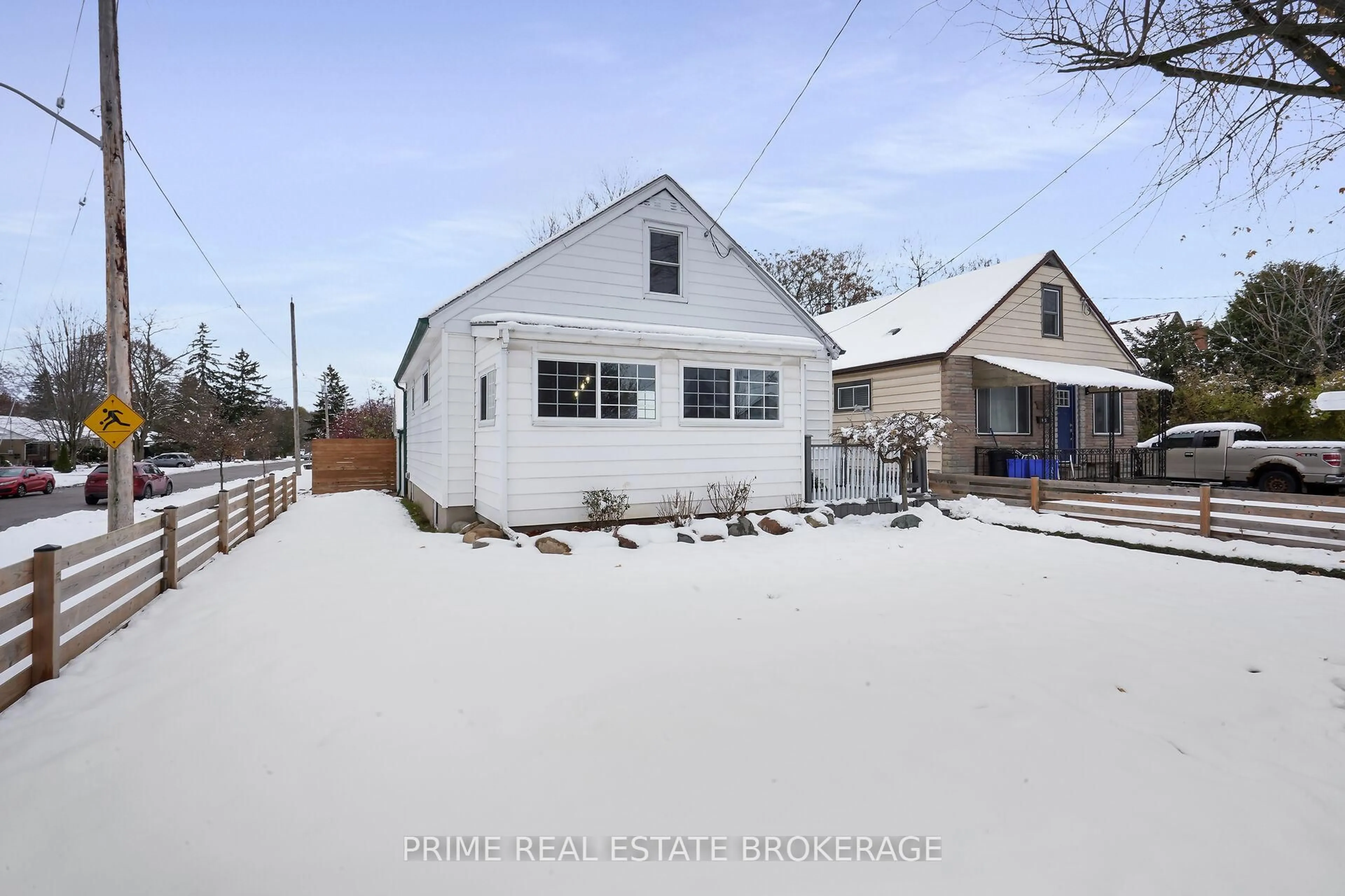 A pic from outside/outdoor area/front of a property/back of a property/a pic from drone, street for 361 Spruce St, London East Ontario N5W 4N9