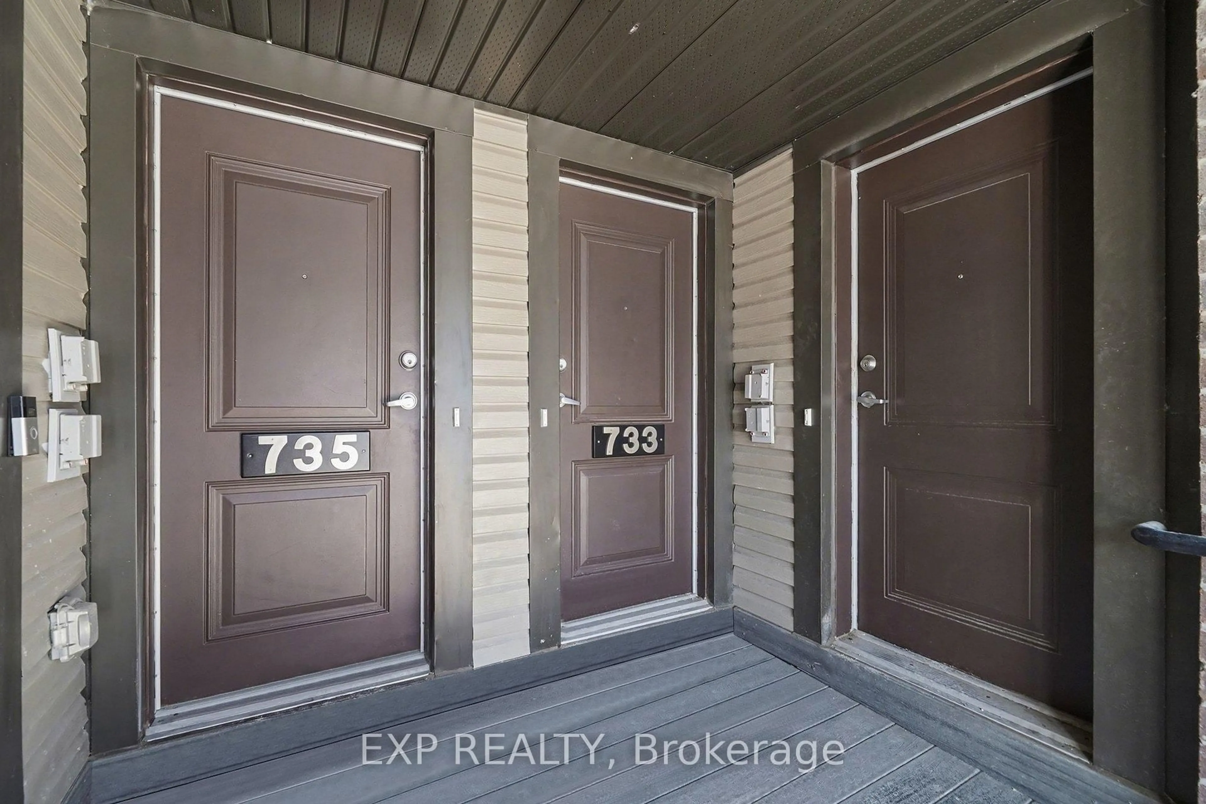 Indoor entryway for 735 Chapman Mills Dr, Ottawa Ontario K2J 5X2