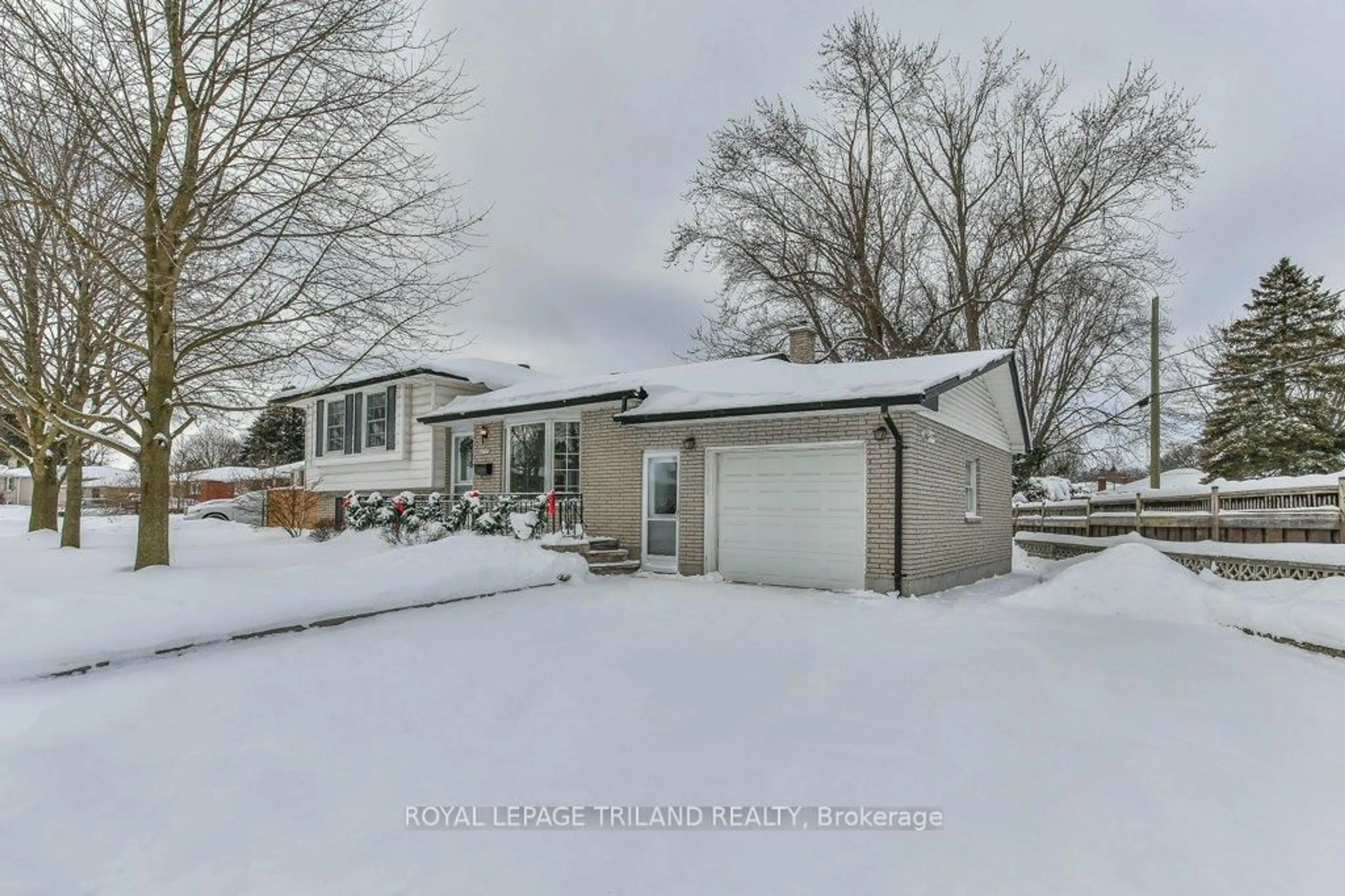 A pic from outside/outdoor area/front of a property/back of a property/a pic from drone, street for 7 HAMBER Crt, London East Ontario N5W 1R4