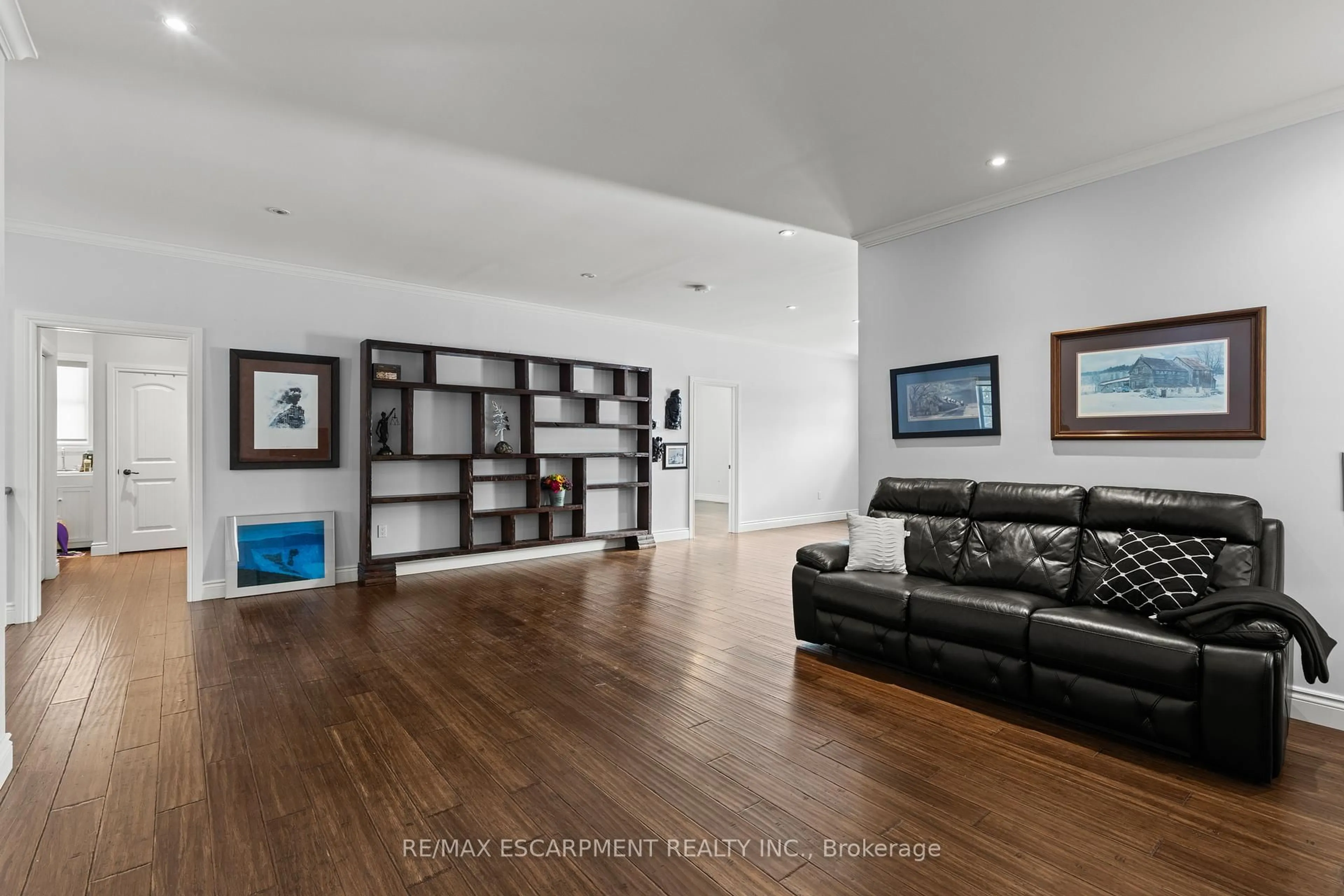 Living room with furniture, wood/laminate floor for 20 Carlisle Rd, Hamilton Ontario L8B 1C9