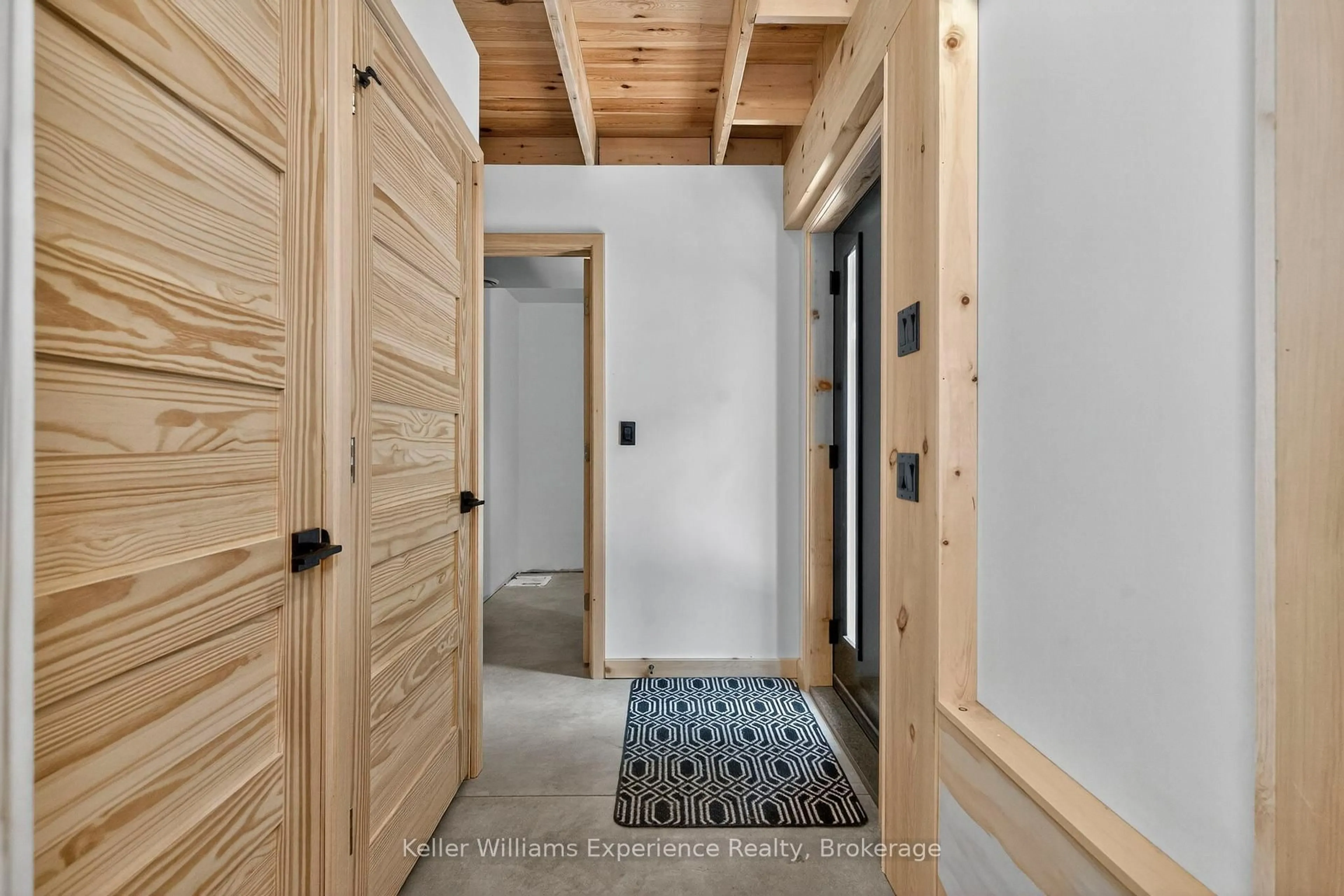 Indoor entryway for 753 Honey Harbour Rd, Georgian Bay Ontario L0K 1S0
