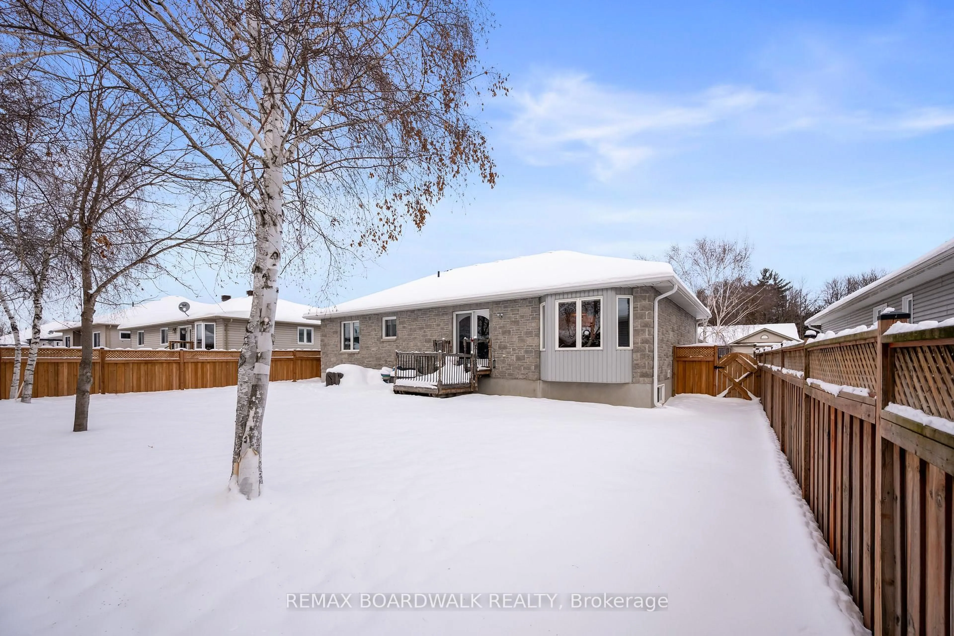 Patio, street for 1017 Massie Dr, Prescott Ontario K0E 1T0