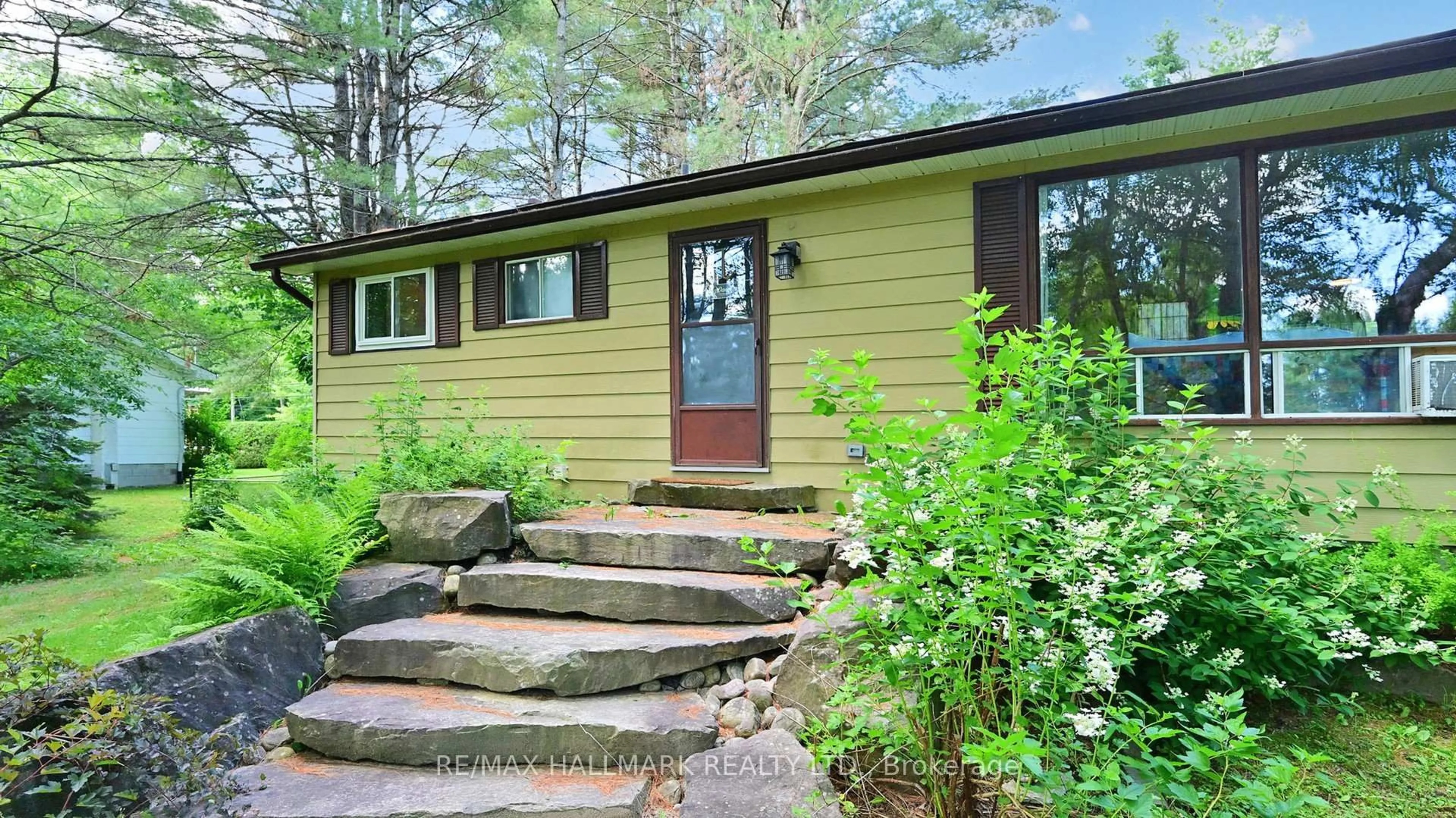 Home with vinyl exterior material, unknown for 14 Sellens Ave, Bracebridge Ontario P1L 1R4