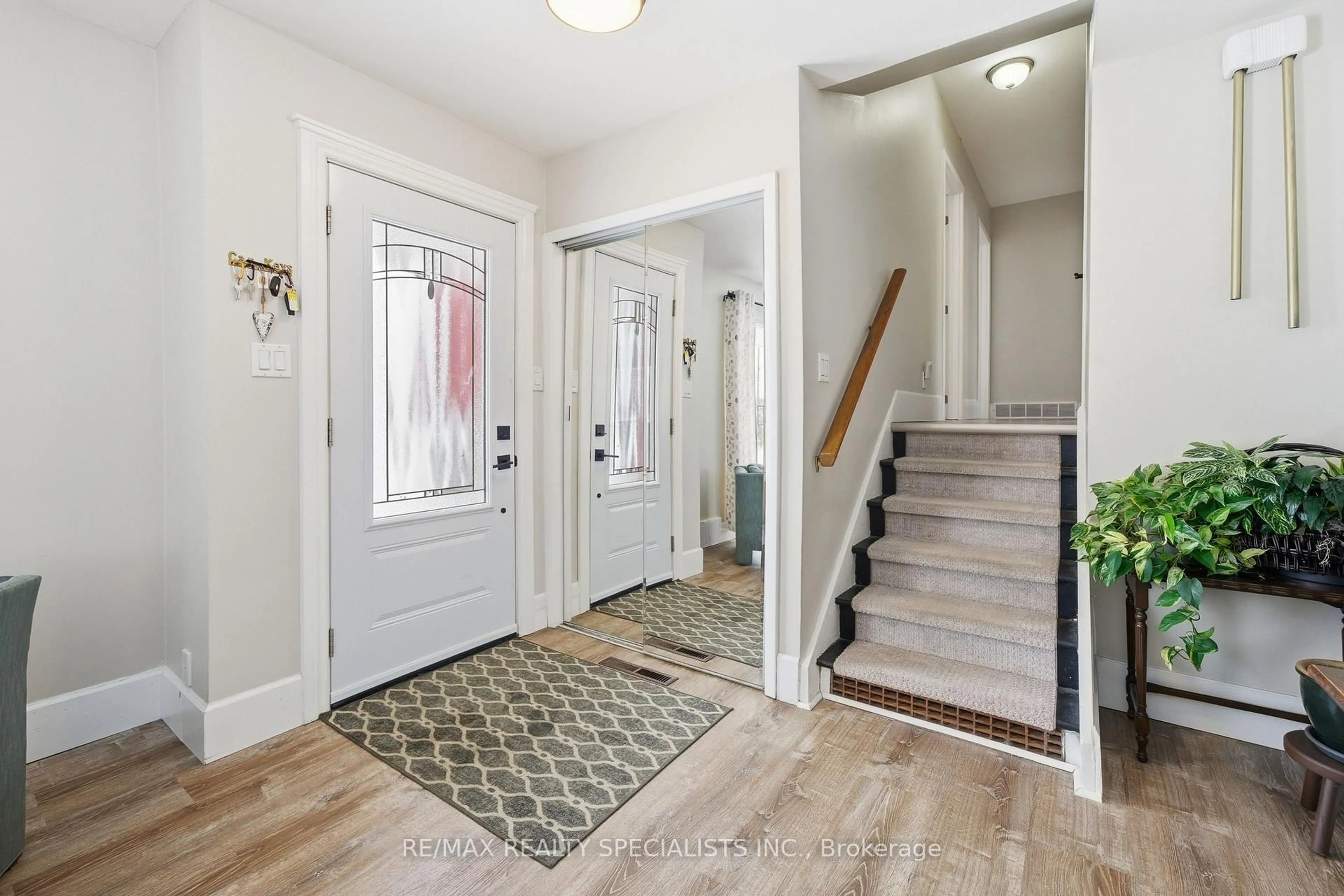 Indoor entryway for 302 King St, Quinte West Ontario K8V 3X5