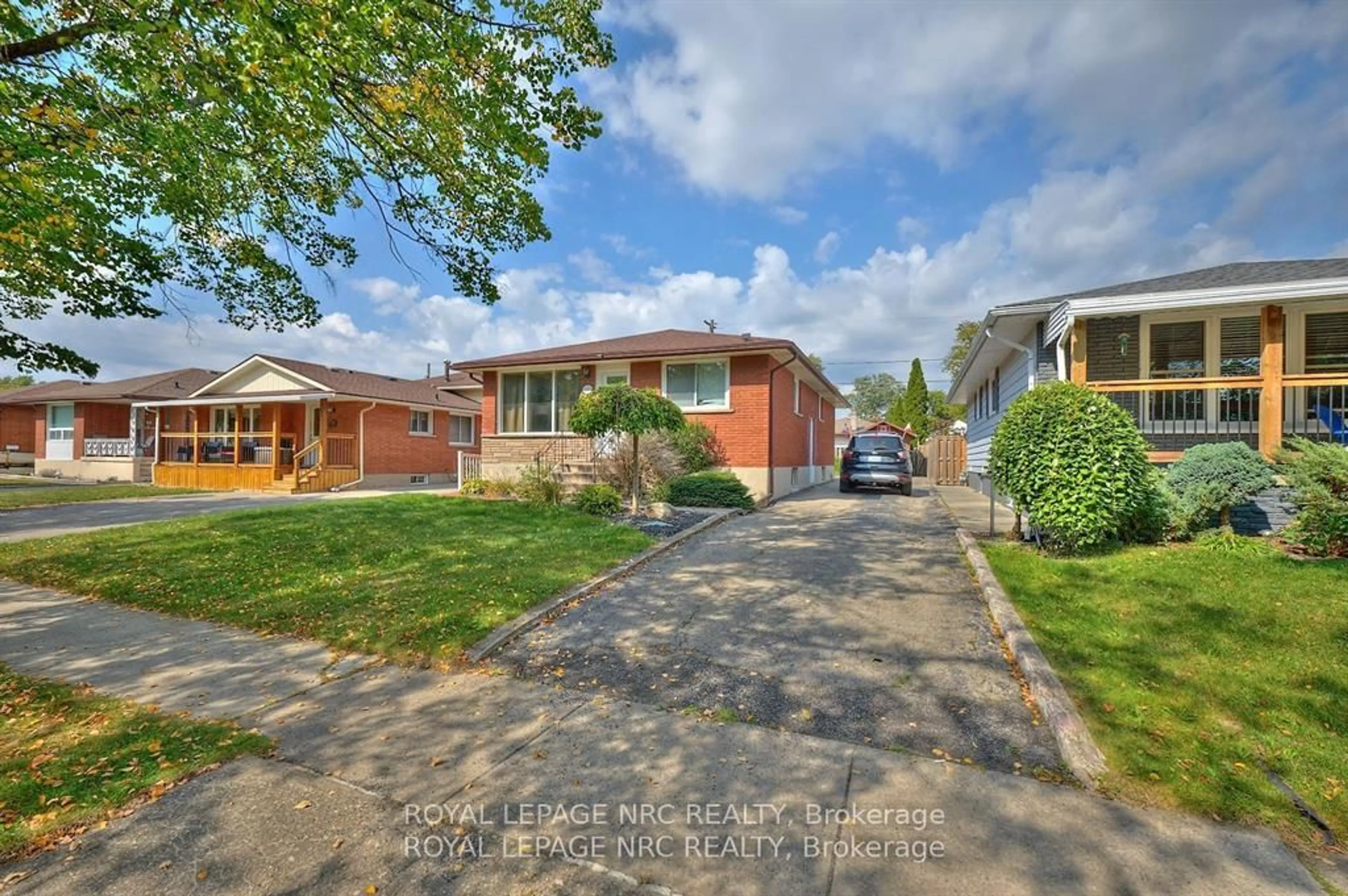 Home with brick exterior material, street for 320 Morningstar St, Welland Ontario L3B 5B3