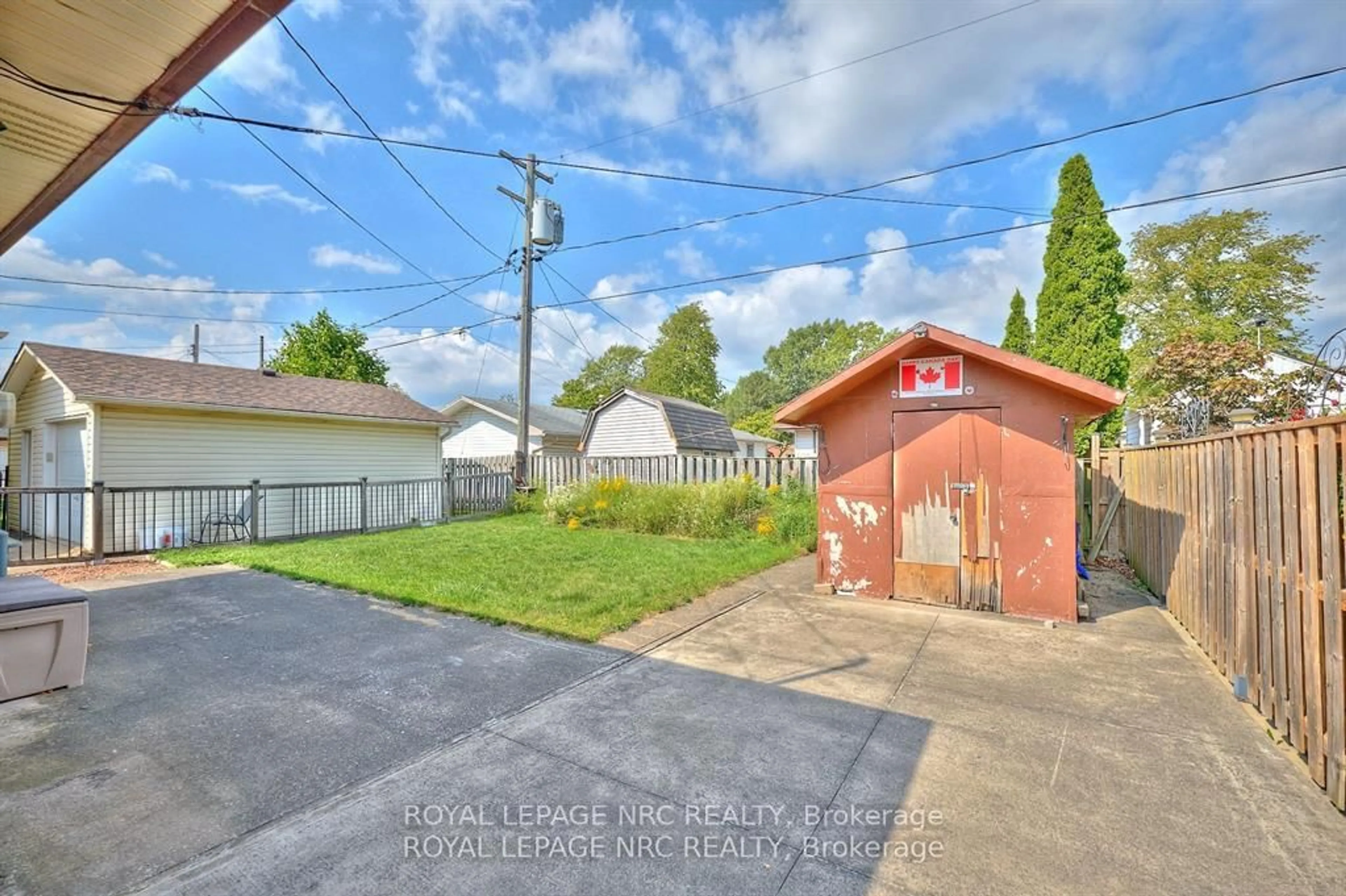 A pic from outside/outdoor area/front of a property/back of a property/a pic from drone, street for 320 Morningstar St, Welland Ontario L3B 5B3